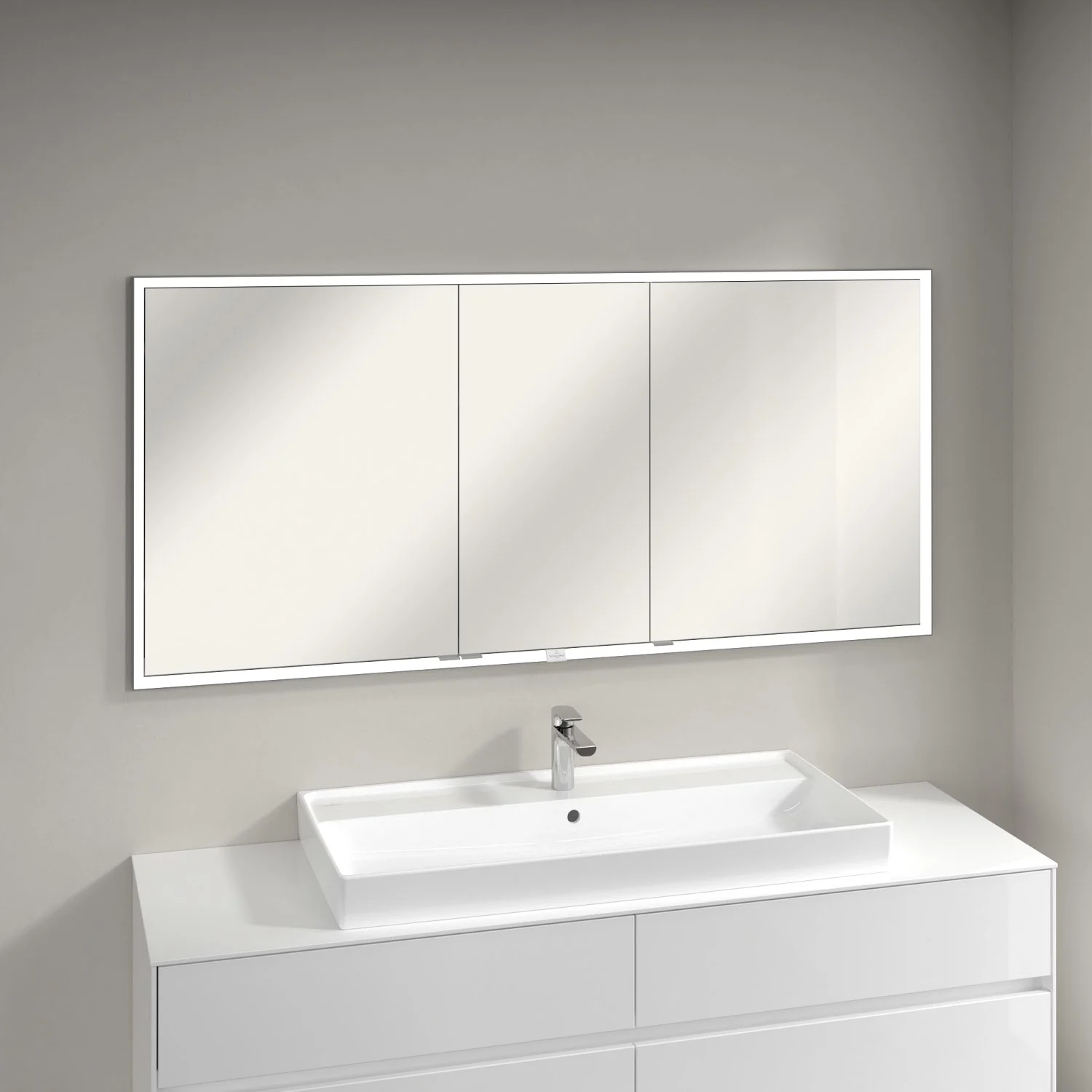 Łazienka z dużą szafką z lustrem nad umywalką, Villeroy & Boch