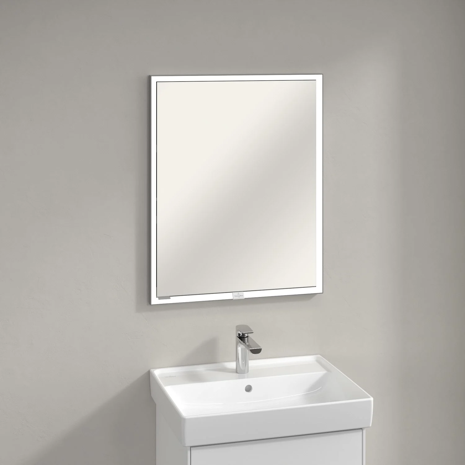 Szafka z lustrem nad umywalką w nowoczesnej łazience, Villeroy & Boch