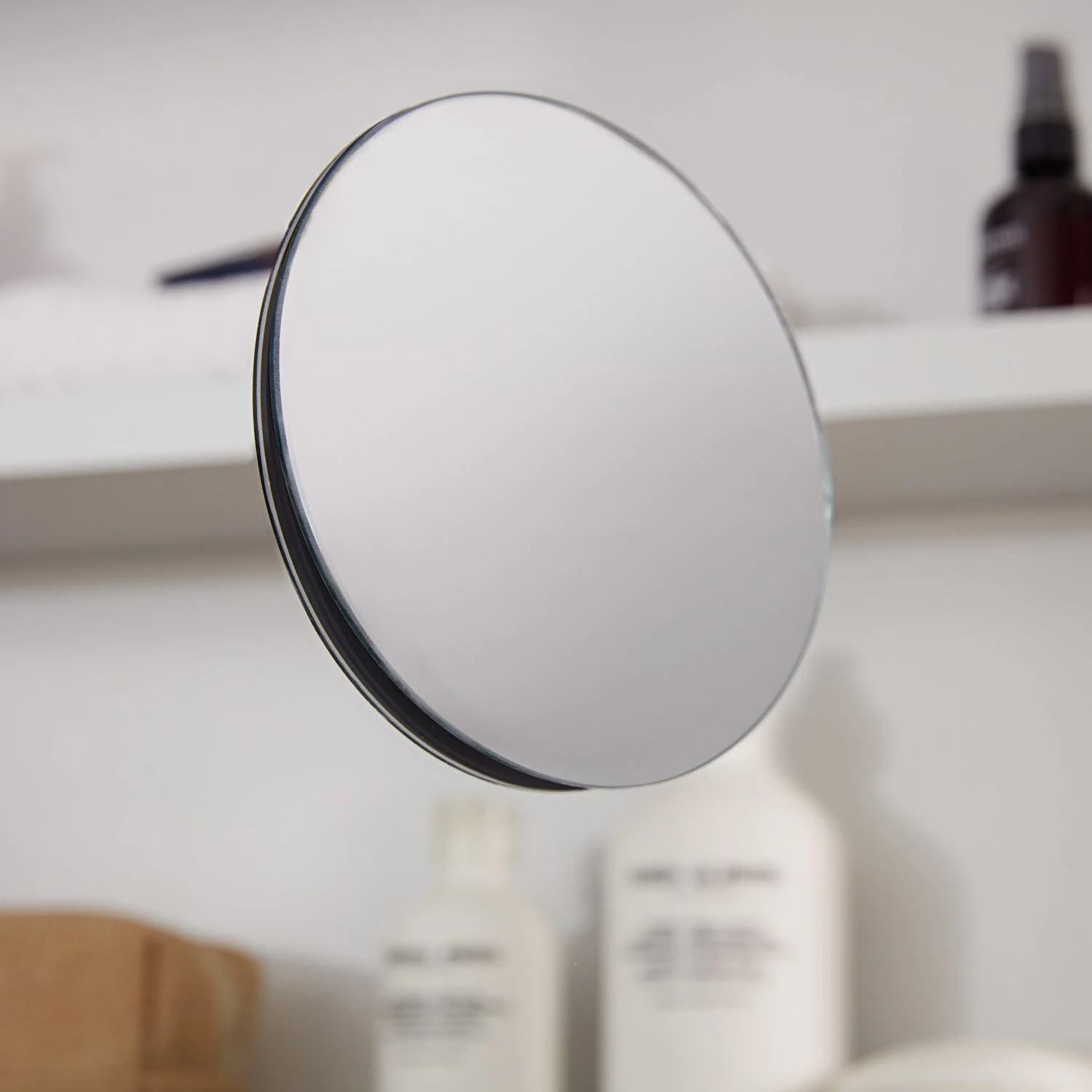 Okrągłe lustro przed półką łazienkową, Villeroy & Boch