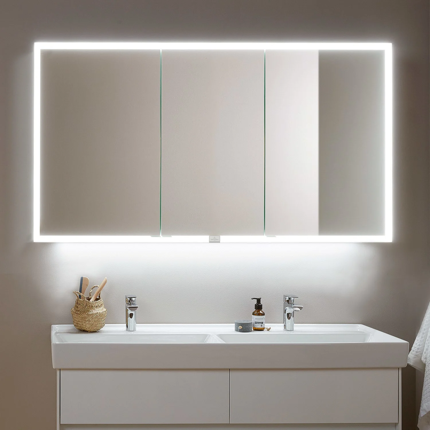 Trzyczęściowa szafka z lustrem z oświetleniem w łazience, Villeroy & Boch