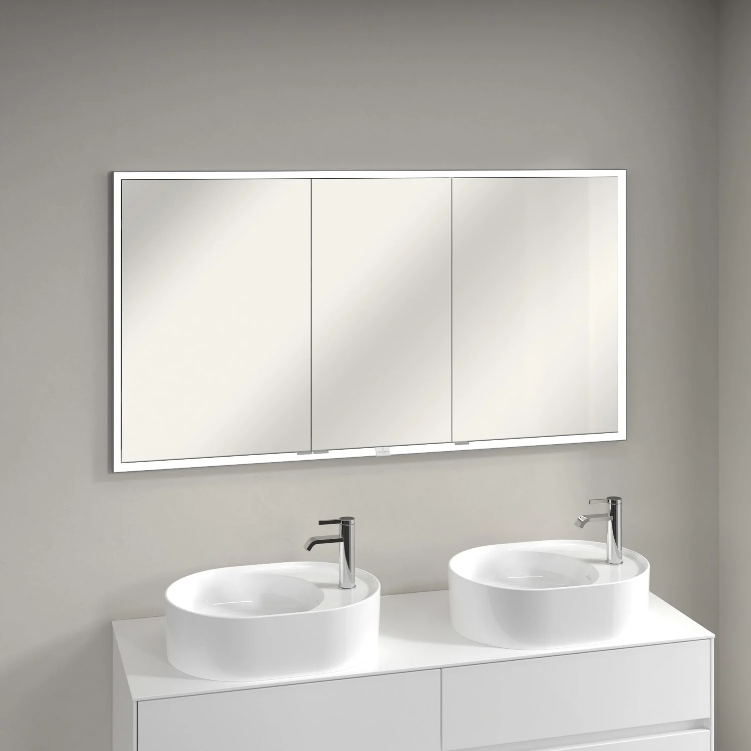 Okrągła umywalka z szafką lustrzaną w zbliżeniu, Villeroy & Boch