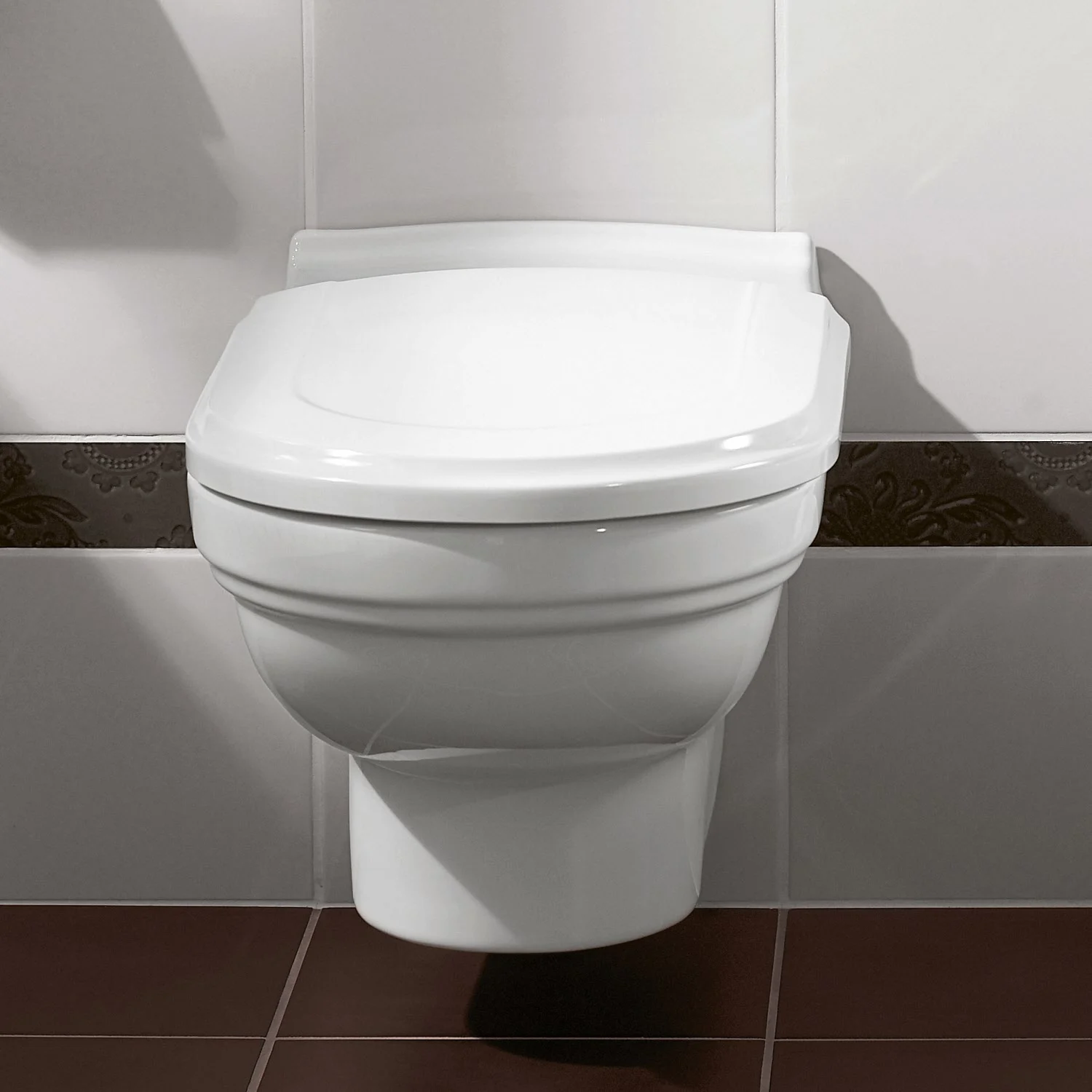 Toaleta ścienna w ustawieniu łazienkowym, Villeroy & Boch