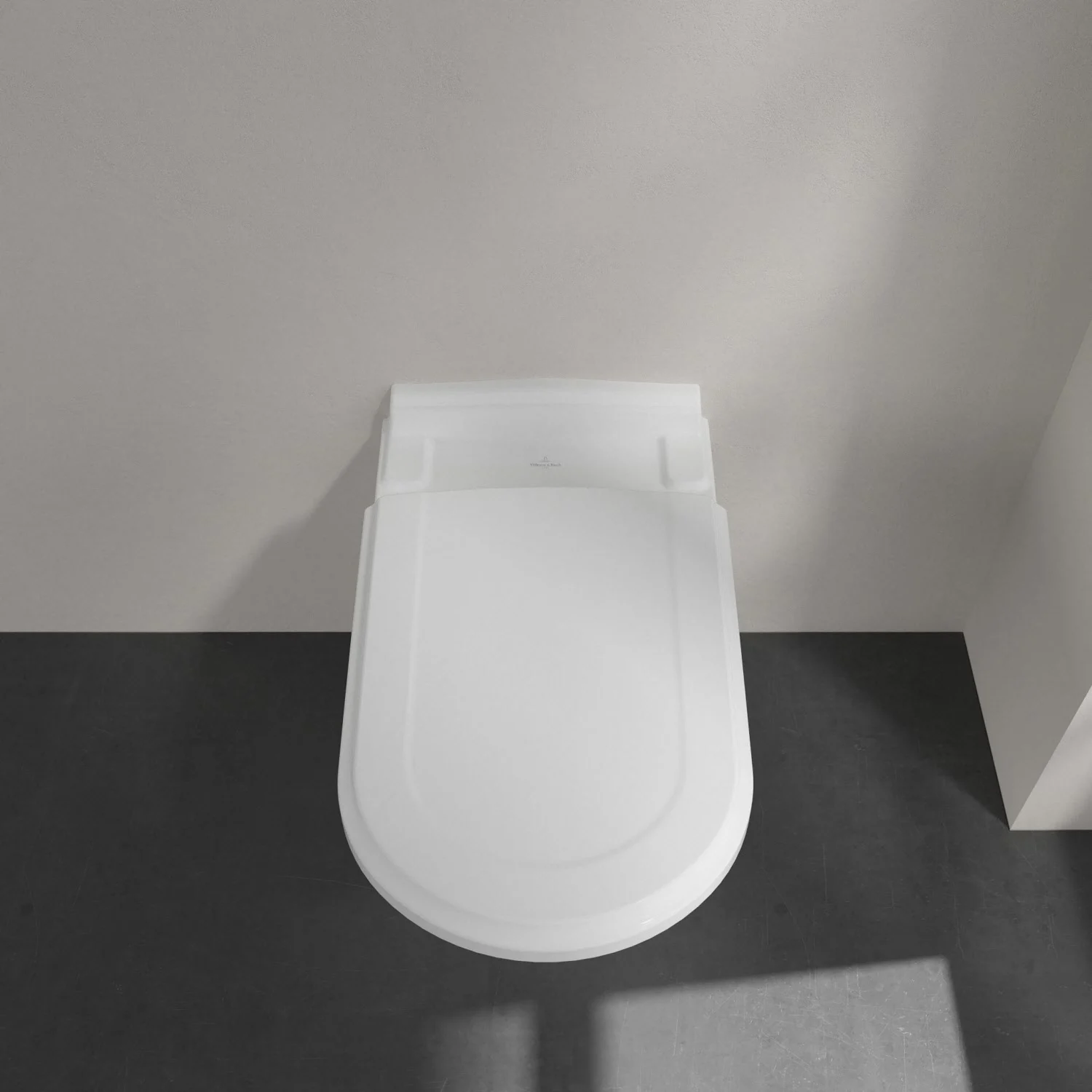 Biała toaleta z zamkniętą pokrywą z góry, Villeroy & Boch
