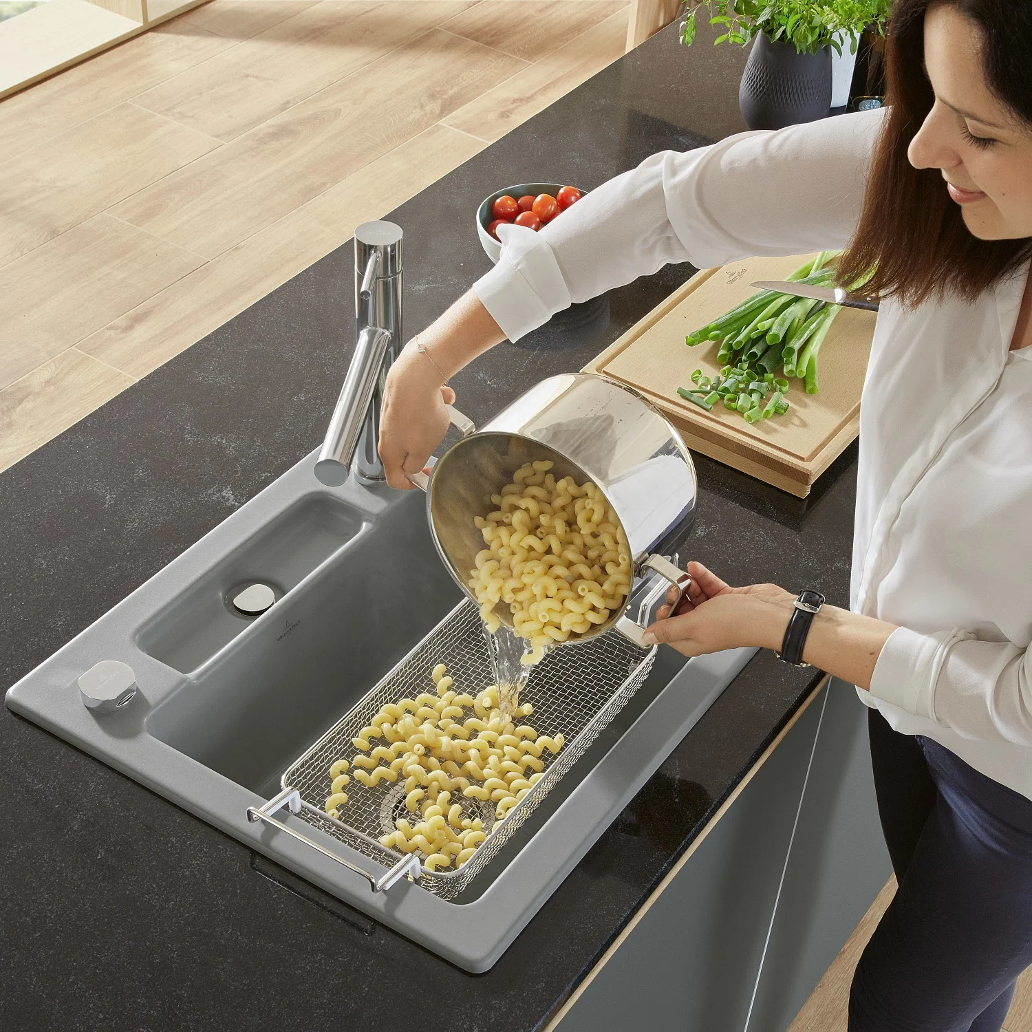 Kobieta wlewa makaron do zlewu, Villeroy & Boch