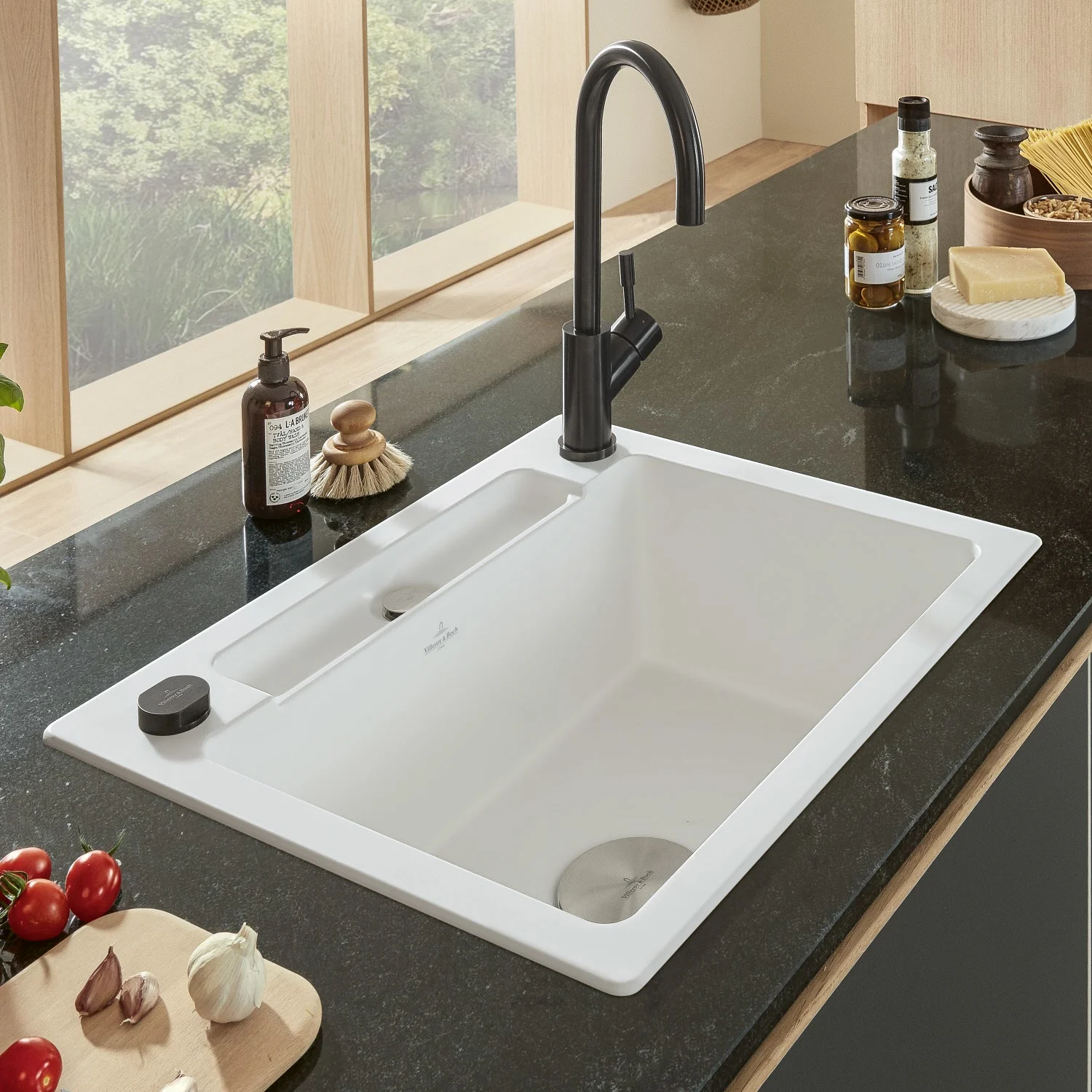 Biały zlew w nowoczesnej kuchni, Villeroy & Boch