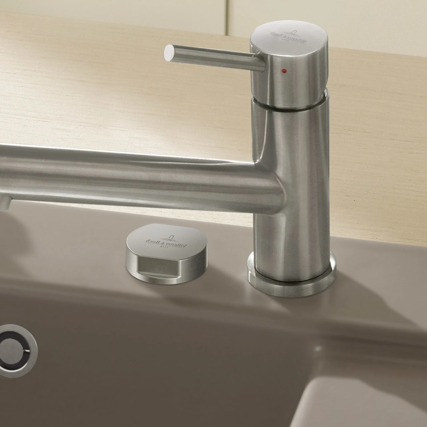 Zbliżenie na stalowy kran na zlewie, Villeroy & Boch