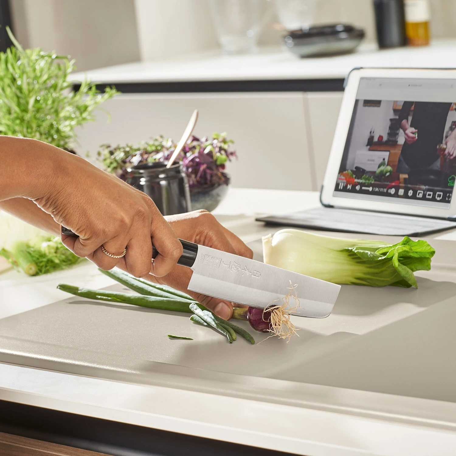 Osoba krojąca warzywa w nowoczesnej kuchni, Villeroy & Boch