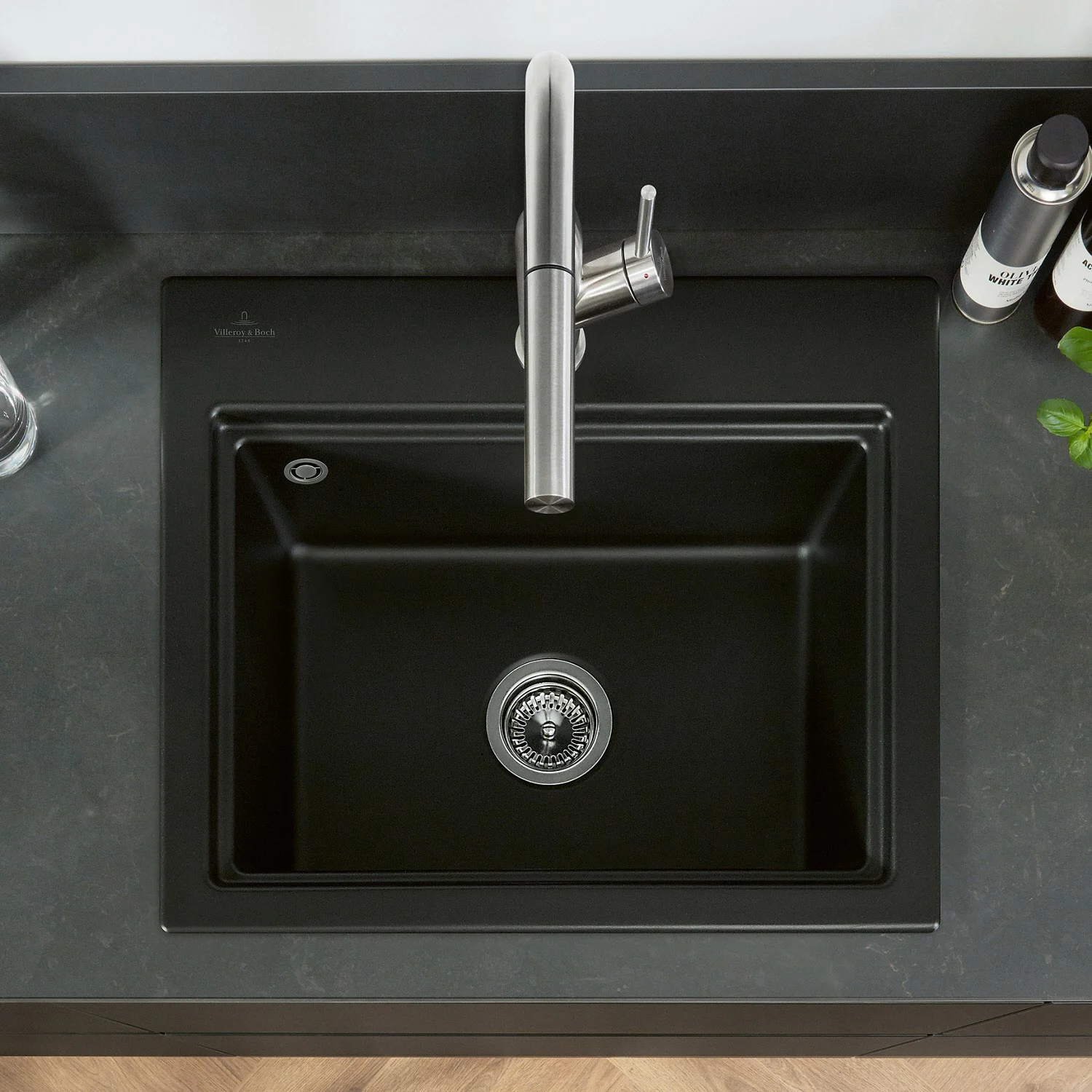 Czarny zlewozmywak wpuszczany z baterią z góry, Villeroy & Boch