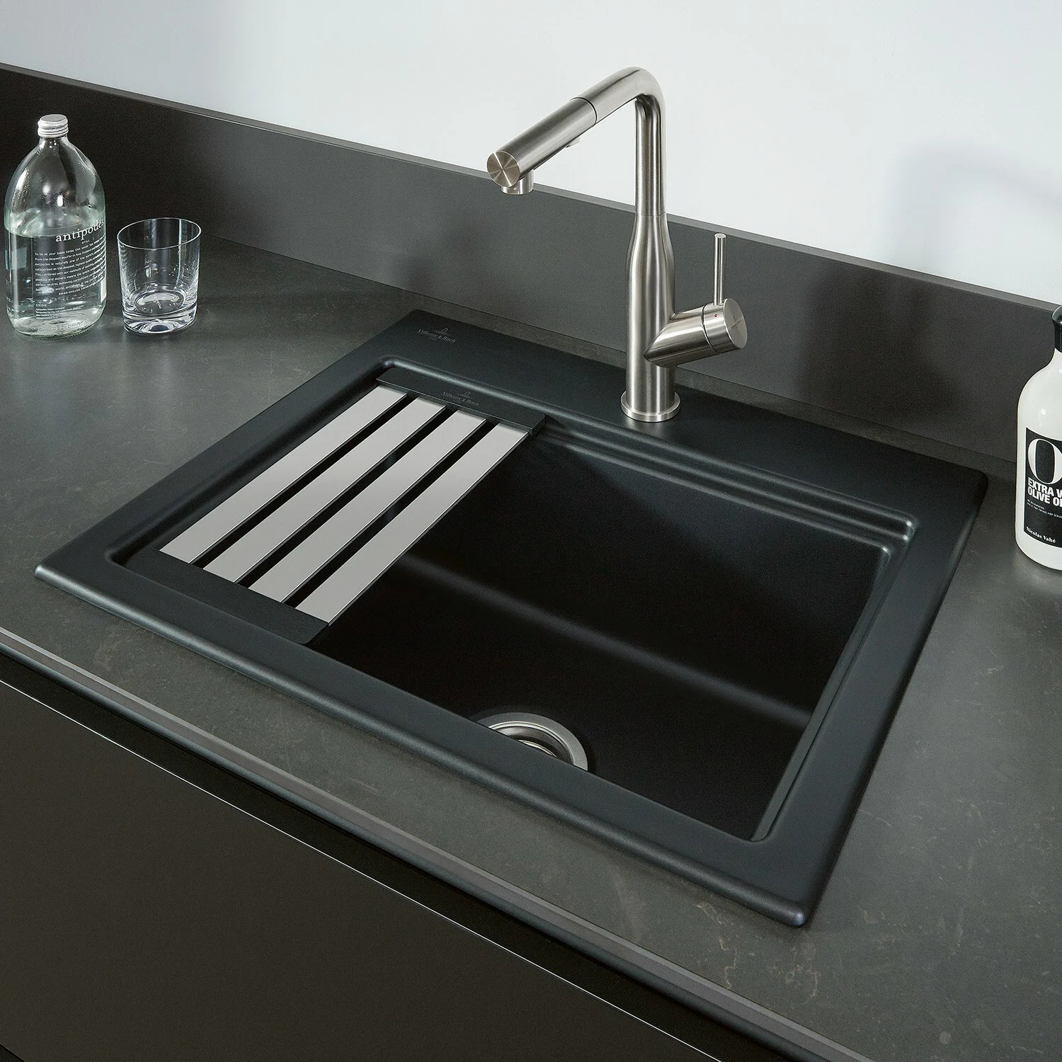 Czarny zlewozmywak wpuszczany z baterią w kuchni, Villeroy & Boch