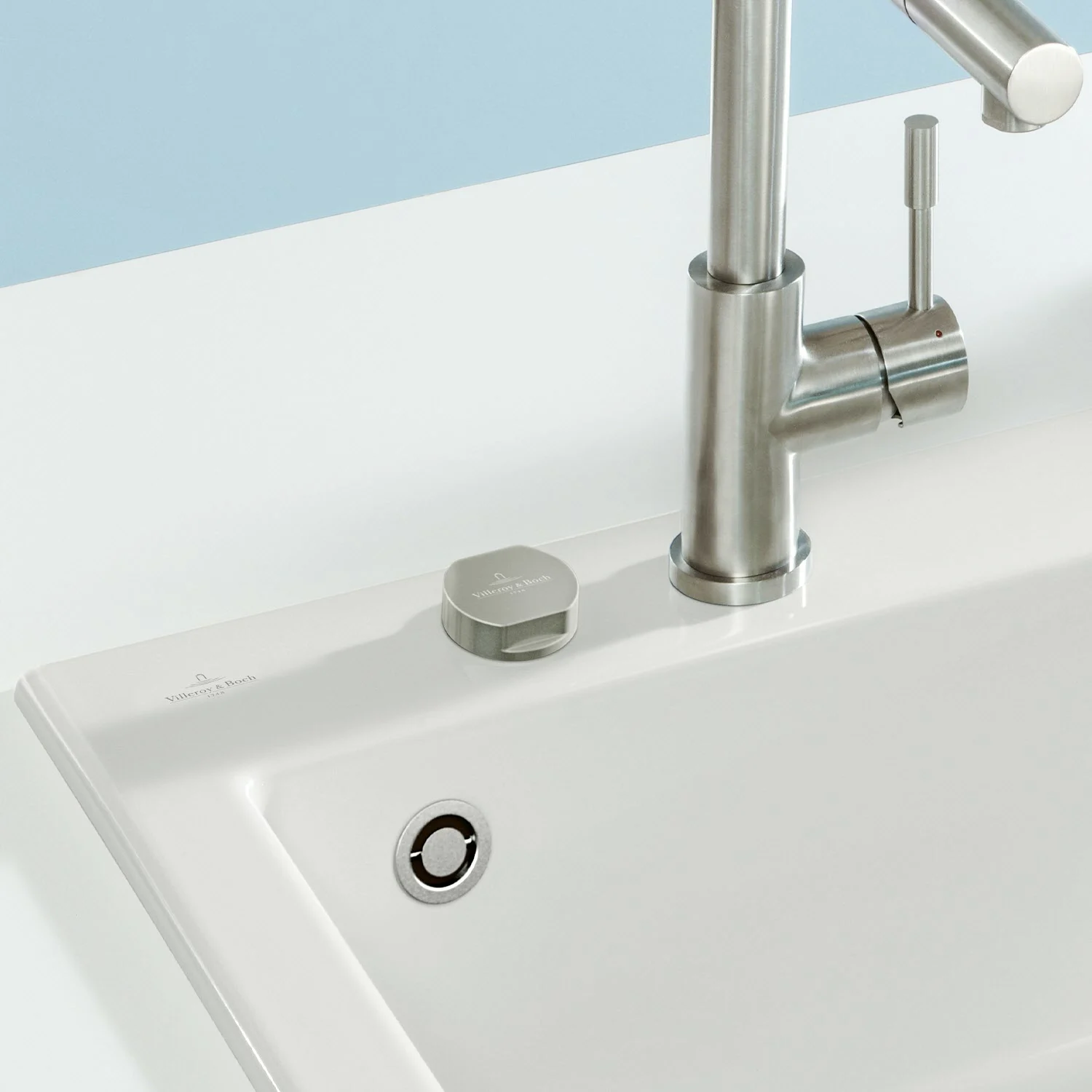 Biały zlew z baterią ze stali nierdzewnej zbliżenie, Villeroy & Boch