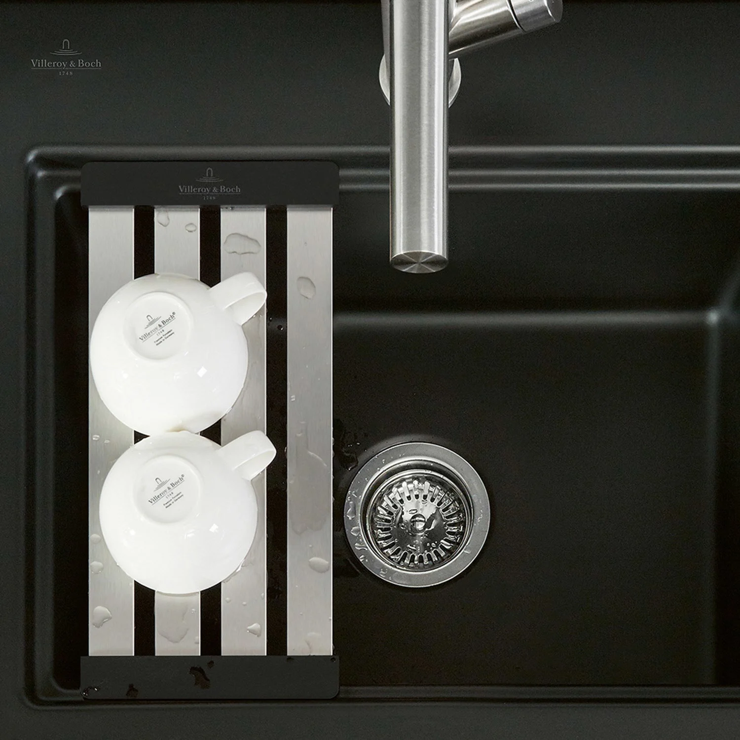 Zbliżenie czarnego zlewu kuchennego z filiżankami, Villeroy & Boch