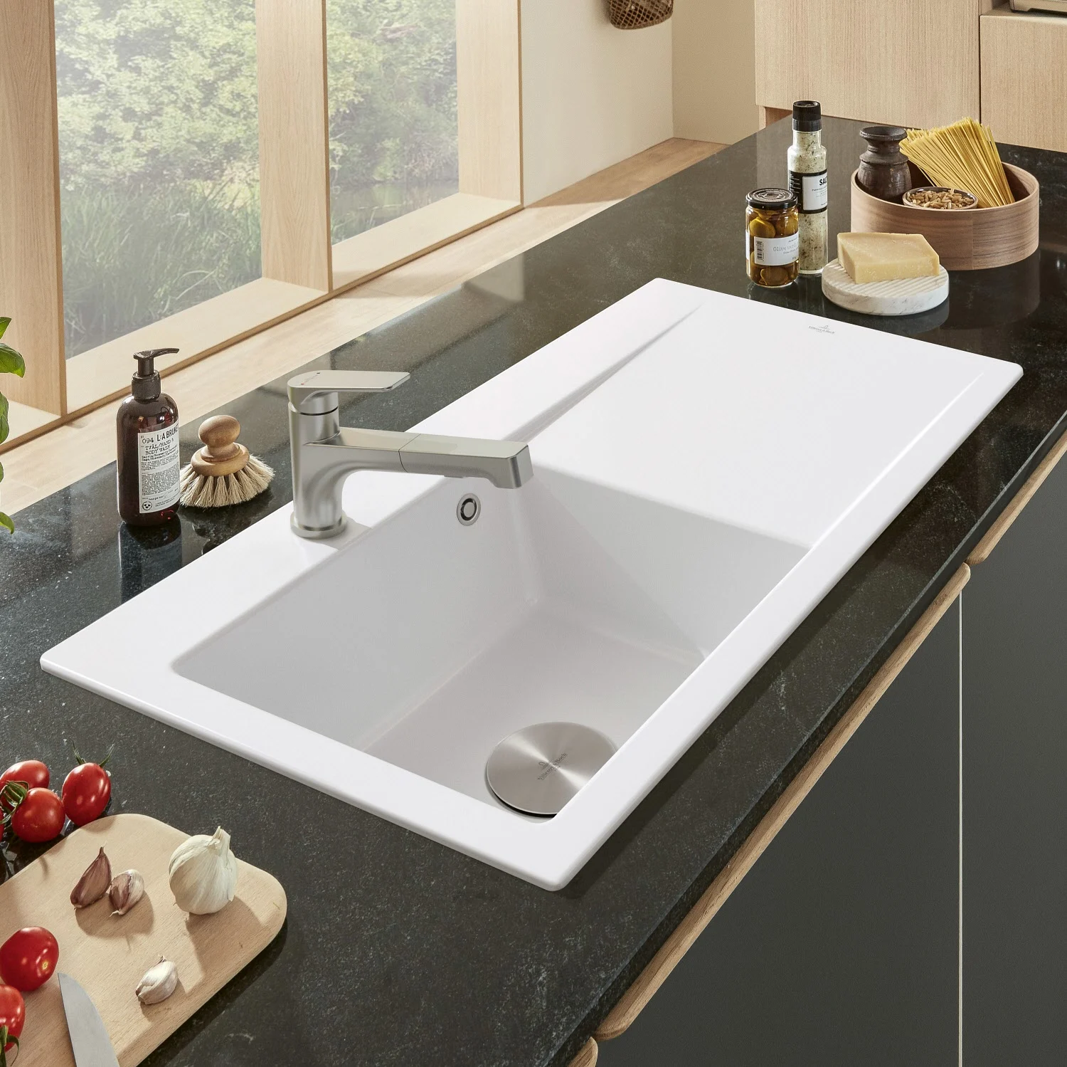 Biały zlewozmywak wpuszczany w nowoczesnej kuchni, Villeroy & Boch