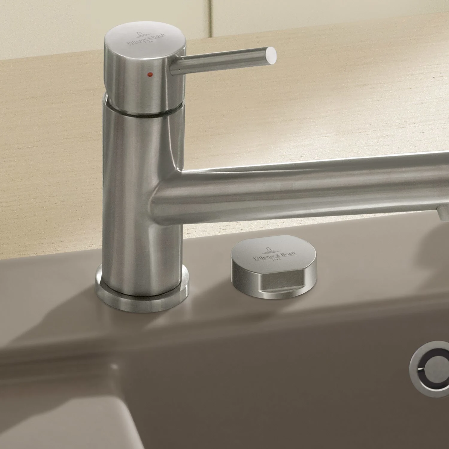 Zbliżenie na stalowy kran na ceramicznym zlewie, Villeroy & Boch