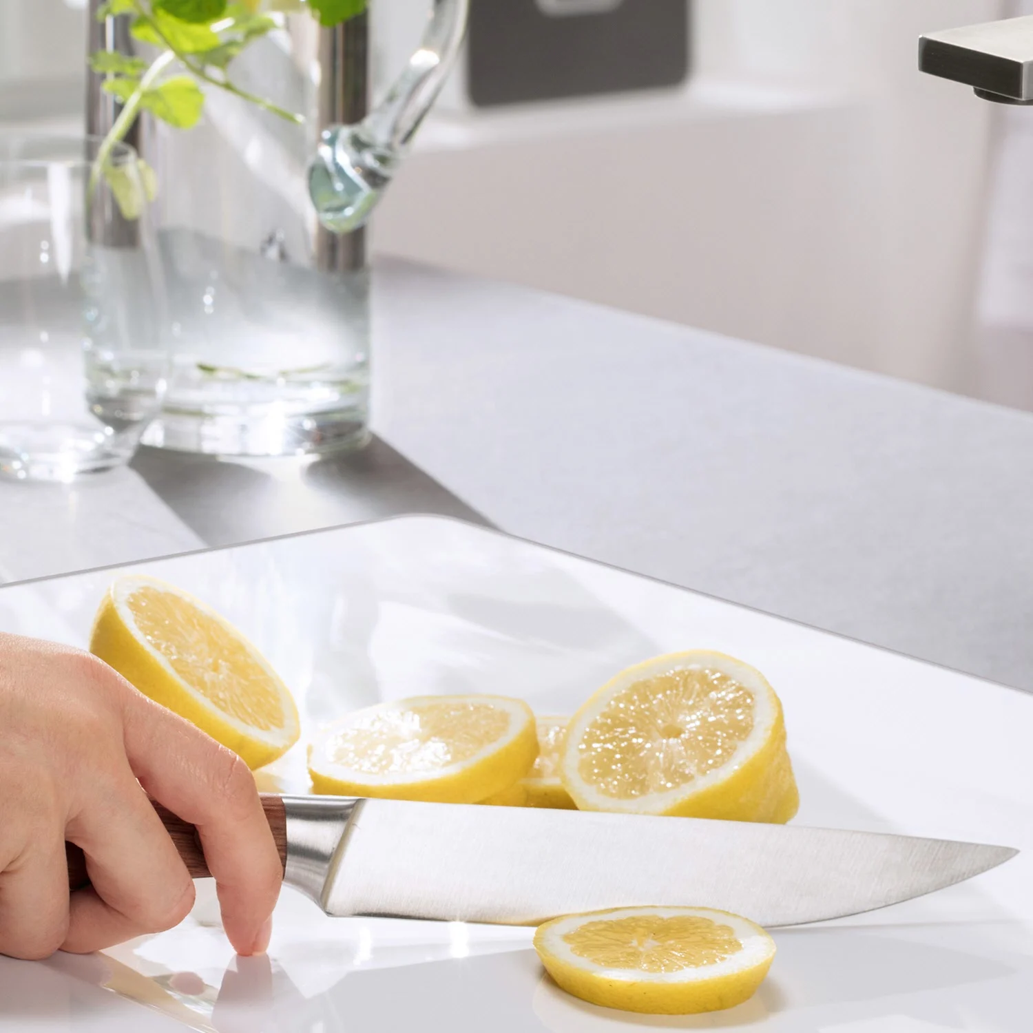 Zbliżenie ręki krojącej cytrynę, Villeroy & Boch