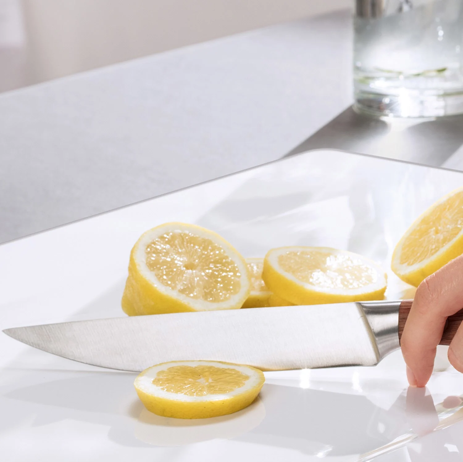 Zbliżenie noża z plasterkami cytryny, Villeroy & Boch
