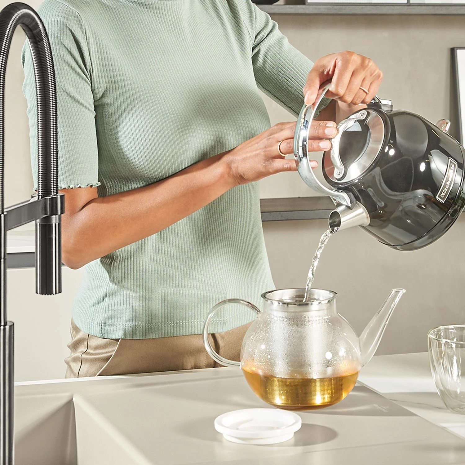 Osoba nalewa wodę do czajnika w kuchni, Villeroy & Boch