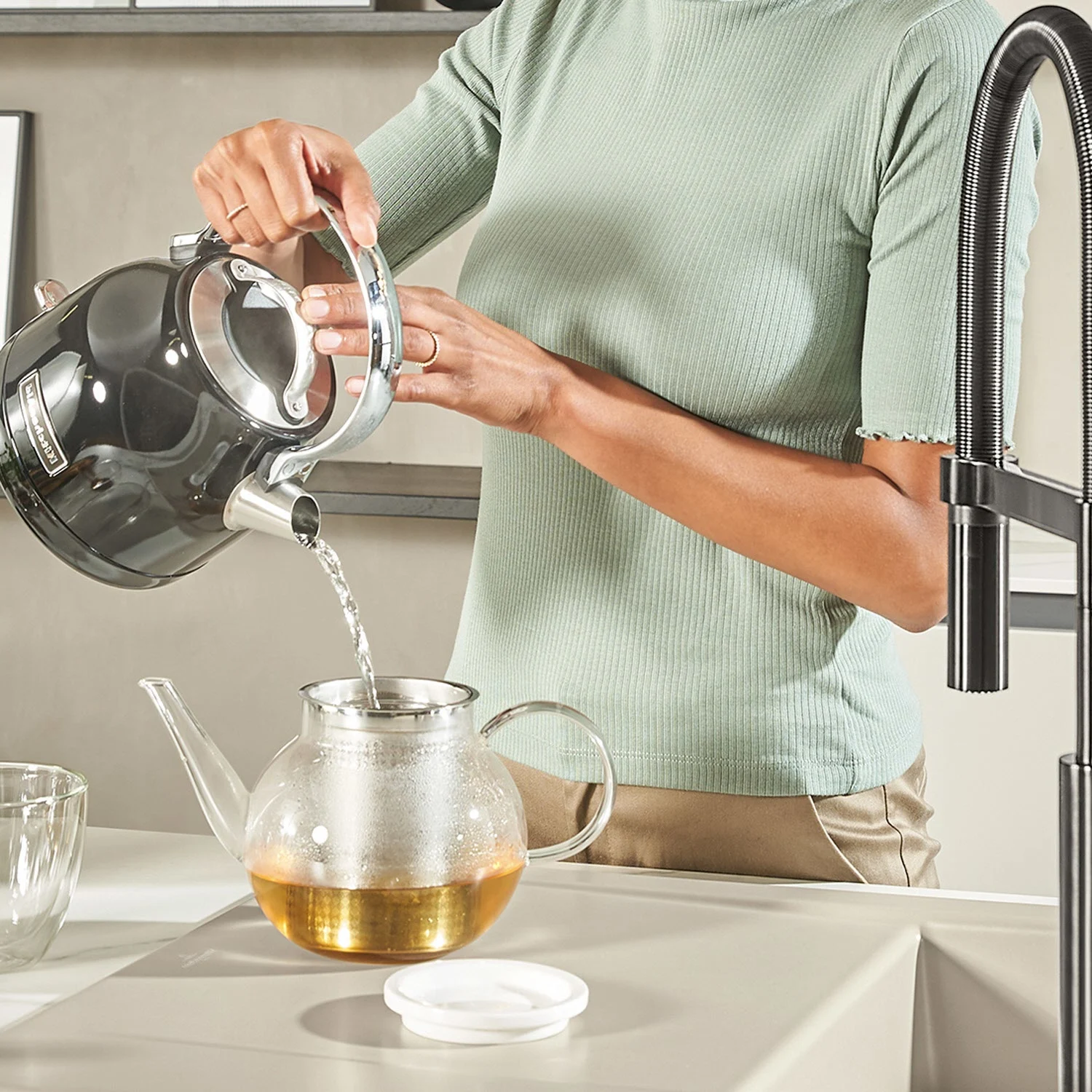 Osoba nalewa wodę do imbryka, Villeroy & Boch