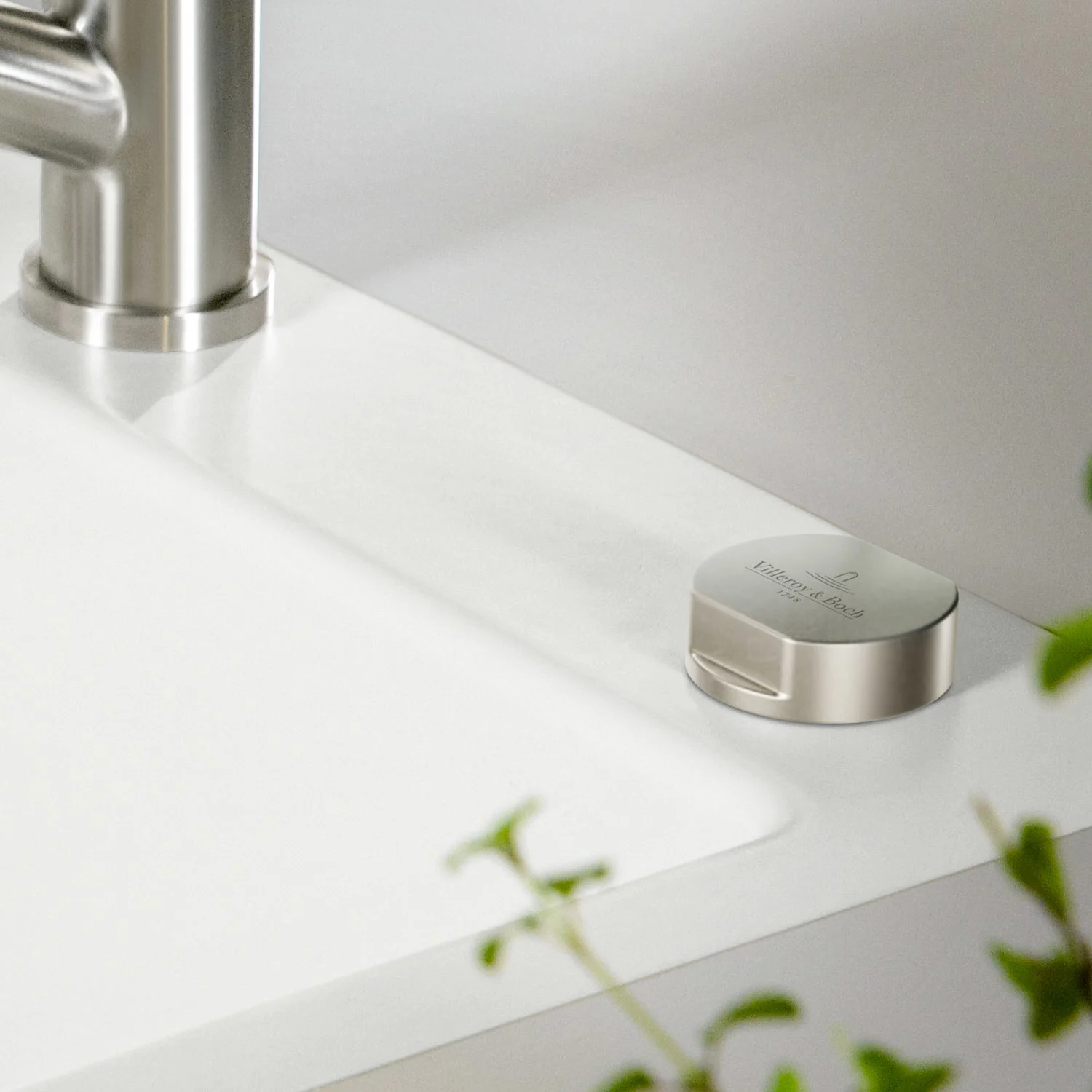 Zbliżenie zlewu z metalowym pokrętłem, Villeroy & Boch