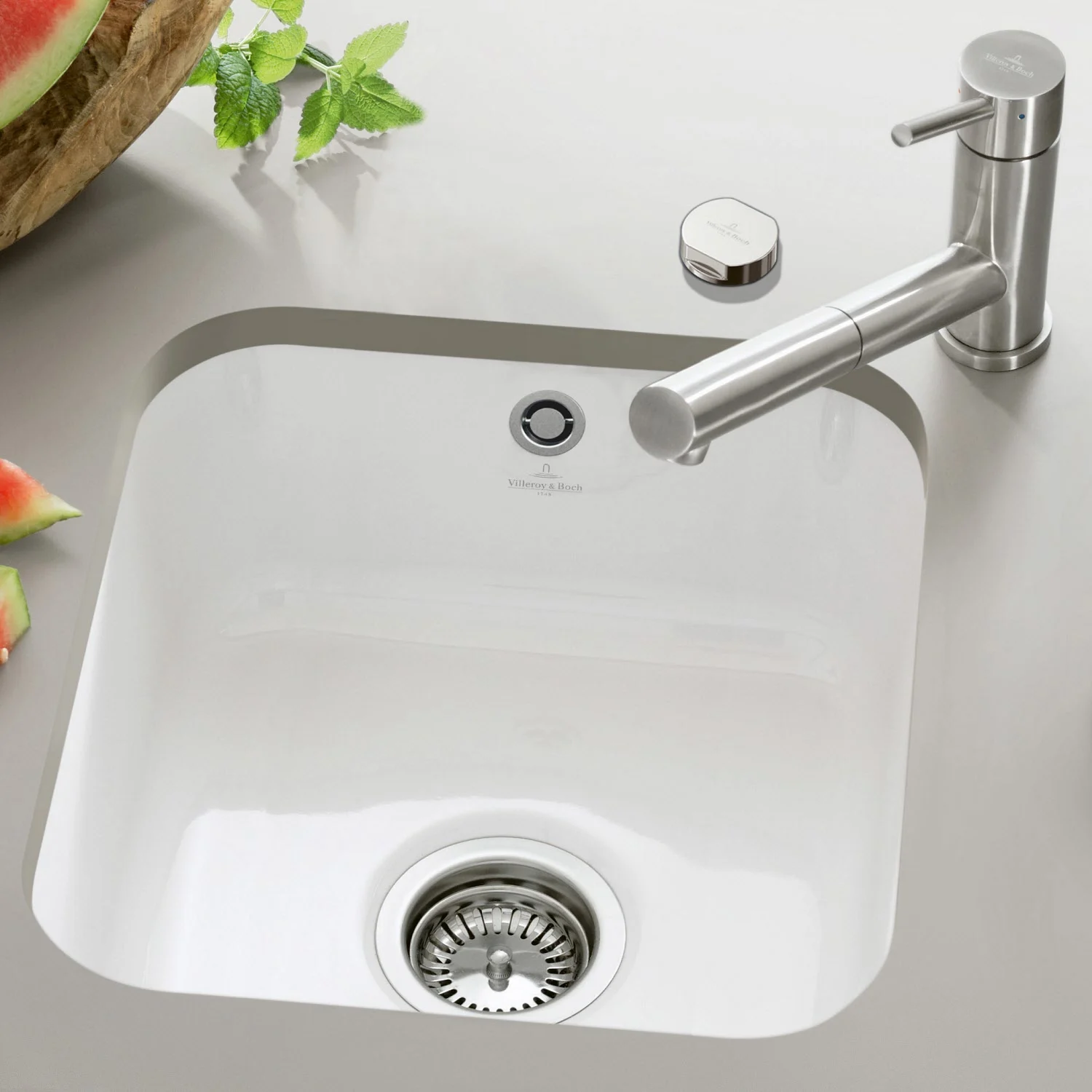 Biały zlew z baterią w kuchni, Villeroy & Boch