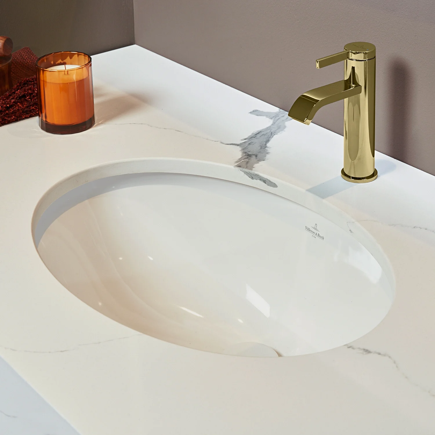 Owalna umywalka ze złotą baterią, Villeroy & Boch