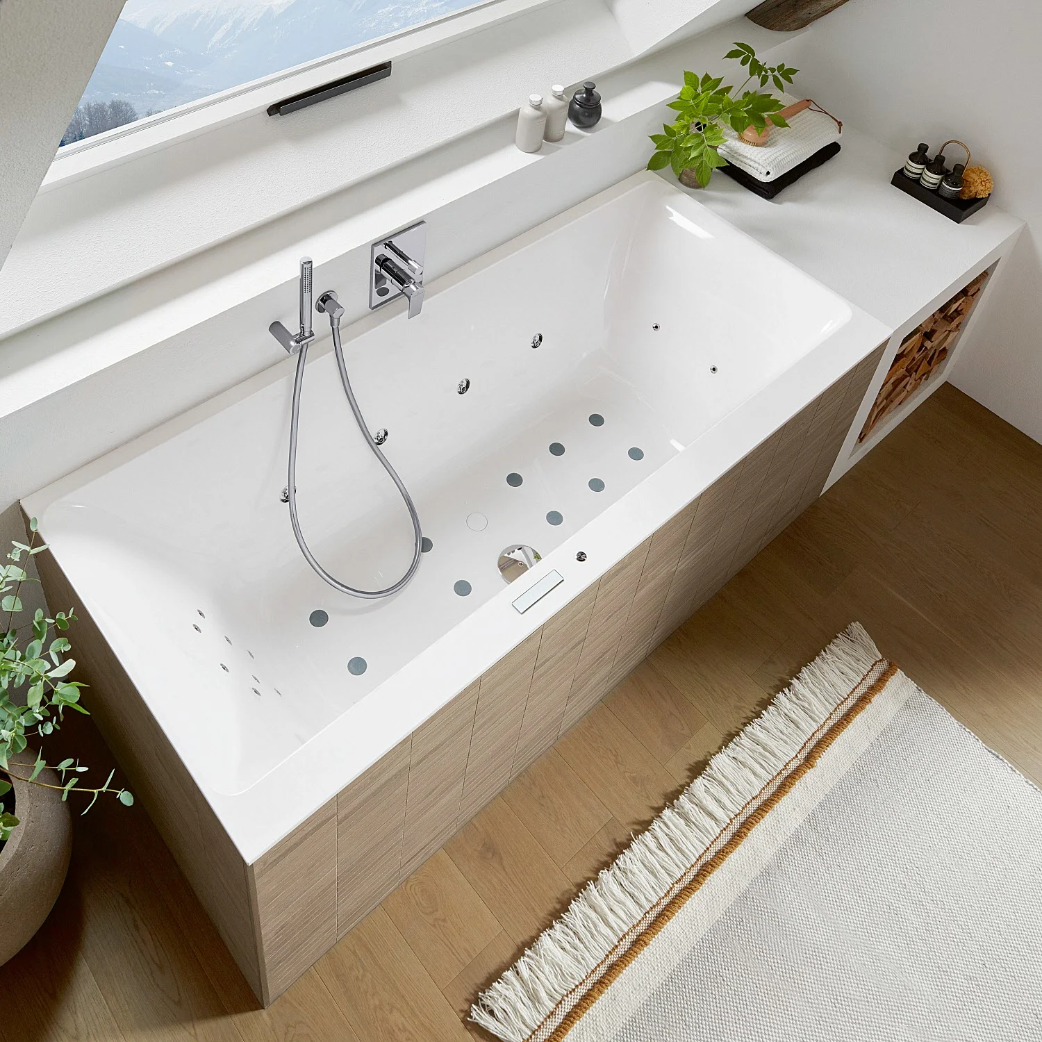 Wanna z hydromasażem w łazience z drewnianą okładziną, Villeroy & Boch