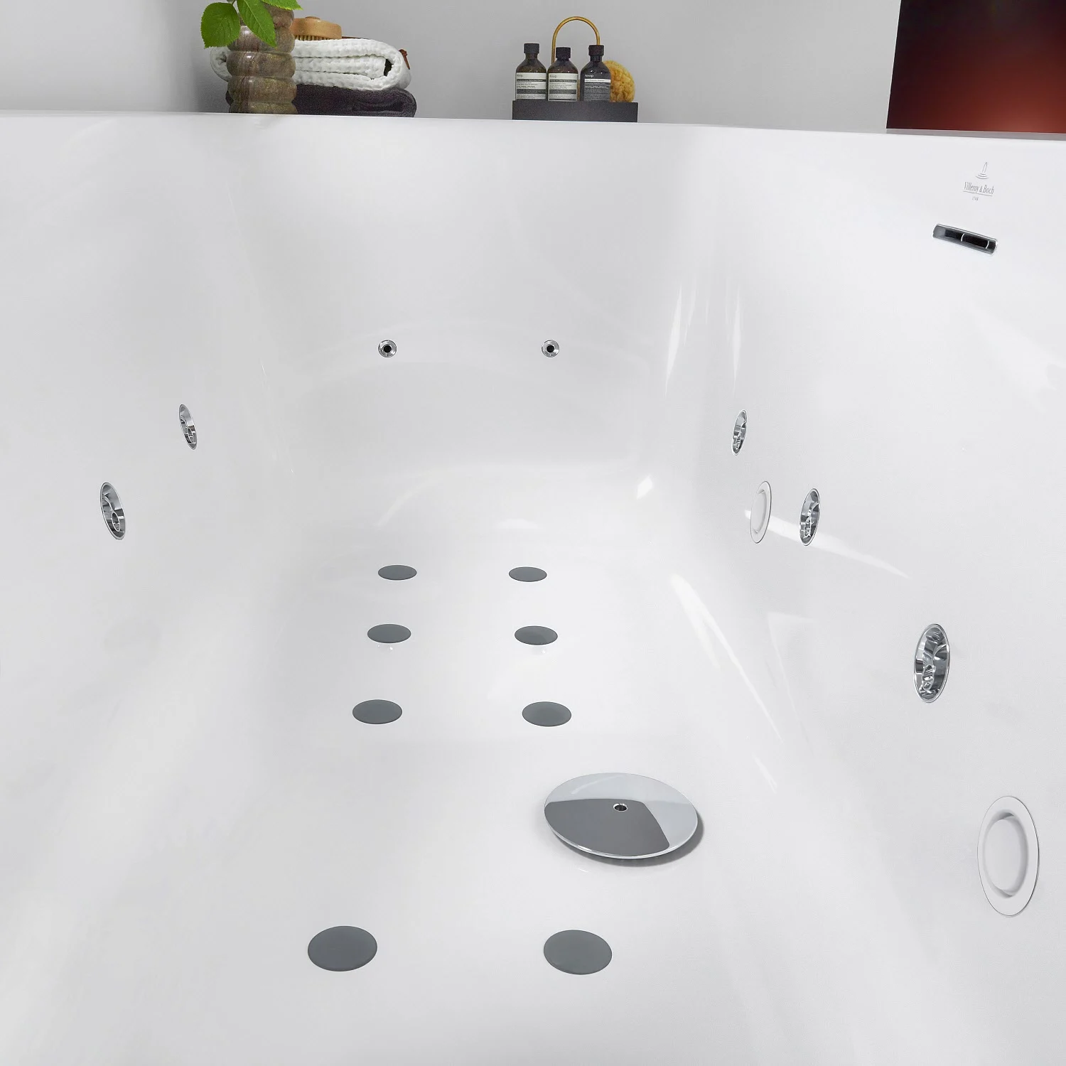 Widok wnętrza białej wanny z hydromasażem, Villeroy & Boch