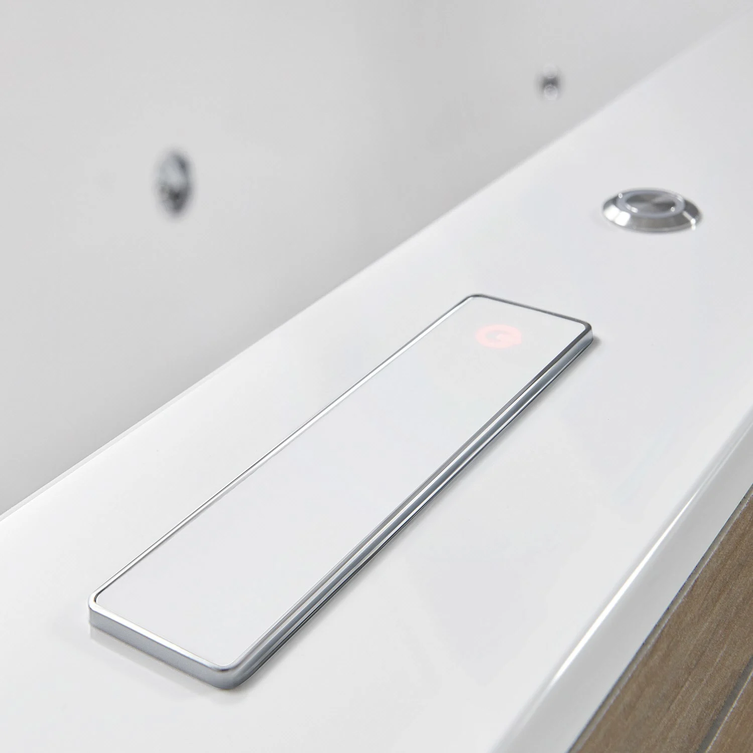Zbliżenie na biały panel sterowania jacuzzi, Villeroy & Boch