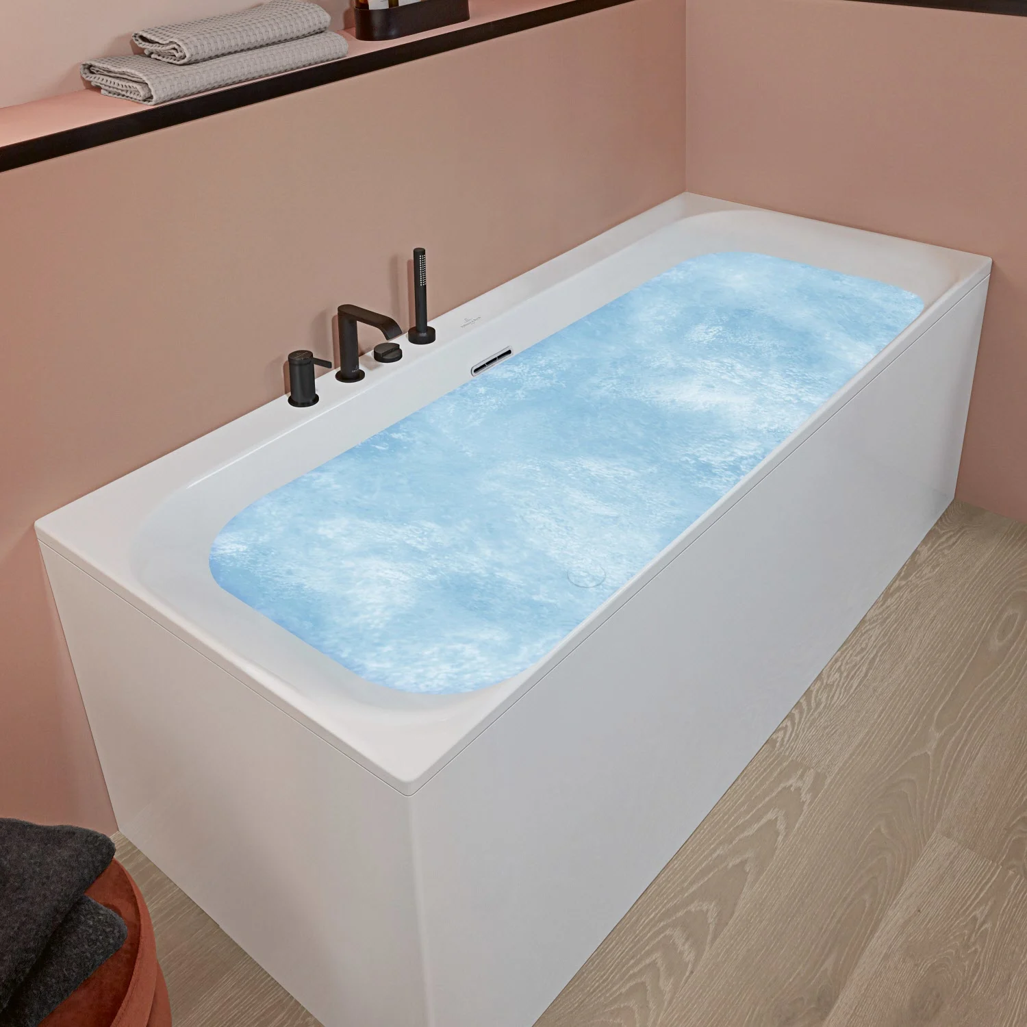 Biała wanna z czarnymi armaturami w łazience, Villeroy & Boch