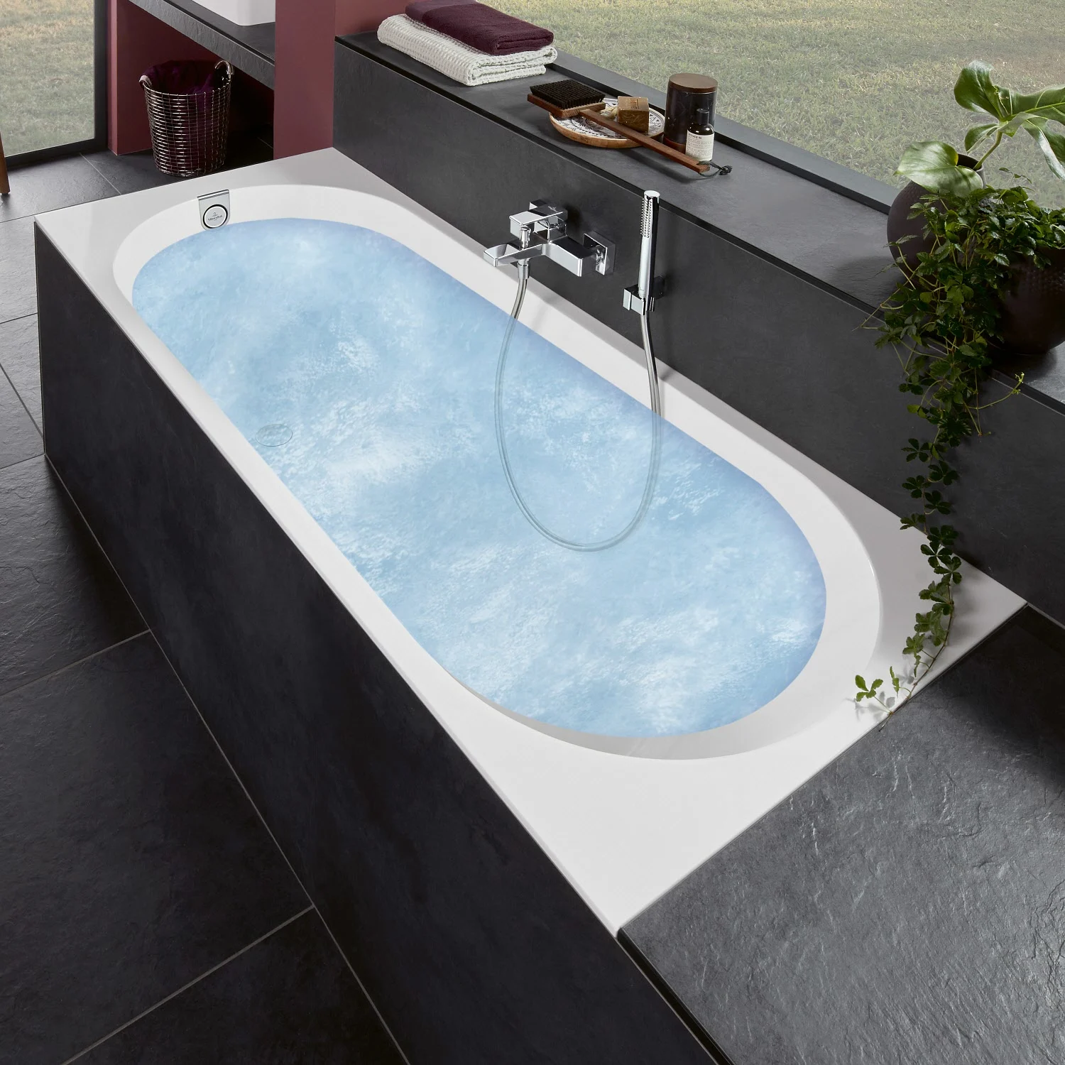 Wanna z hydromasażem w nowoczesnej łazience, Villeroy & Boch