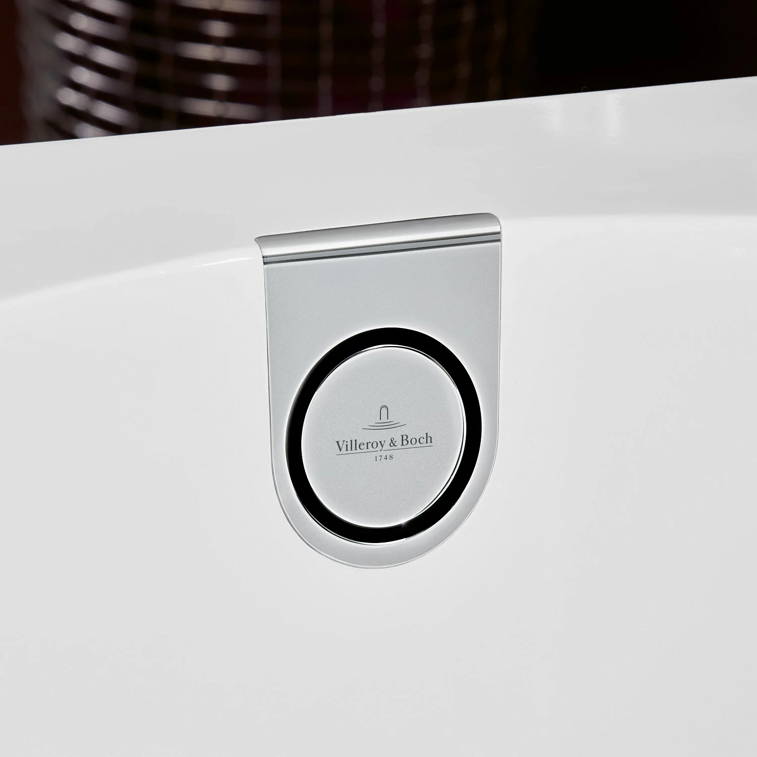 Srebrny odpływ wanny w zbliżeniu, Villeroy & Boch