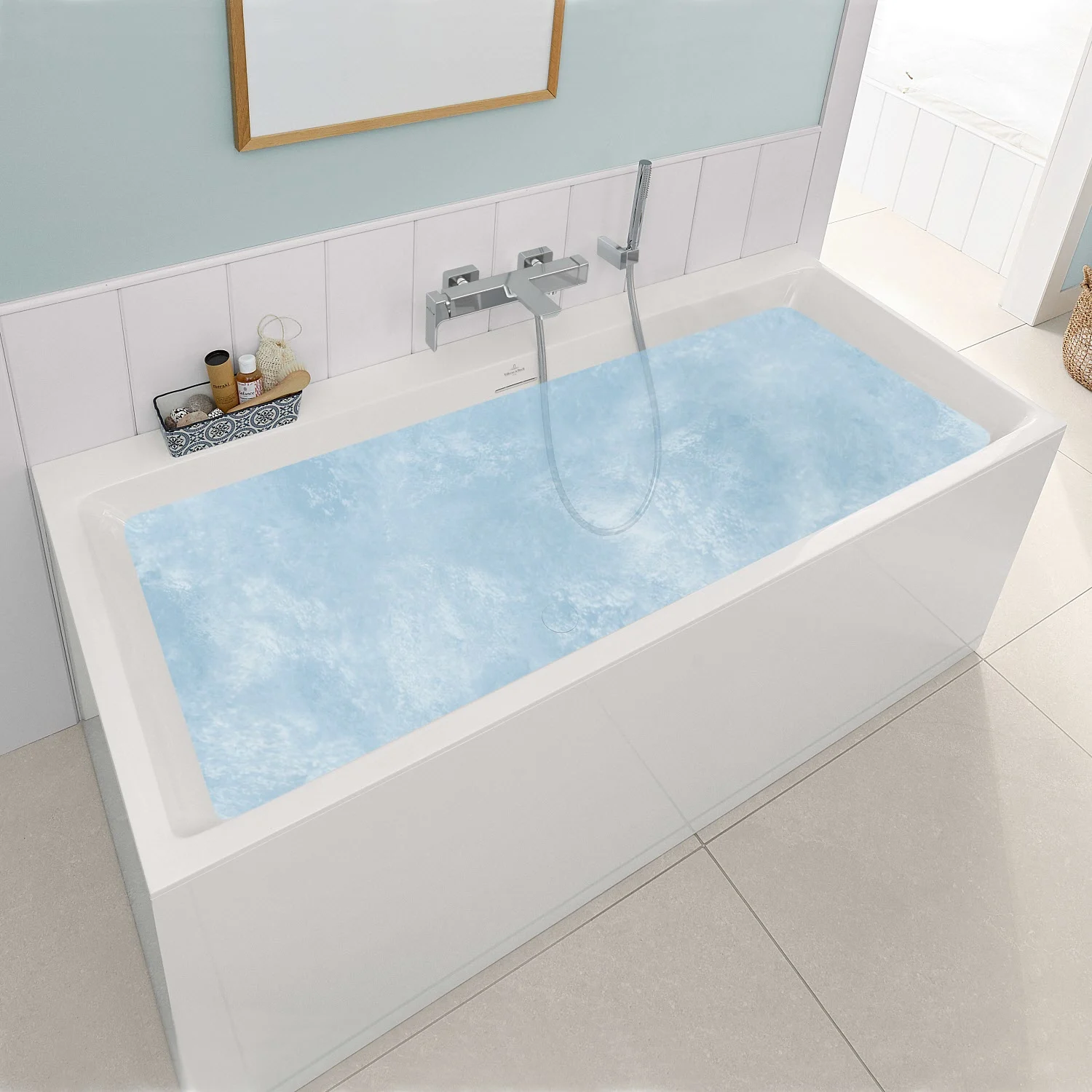 Biała wanna z wodą w nowoczesnej łazience, Villeroy & Boch