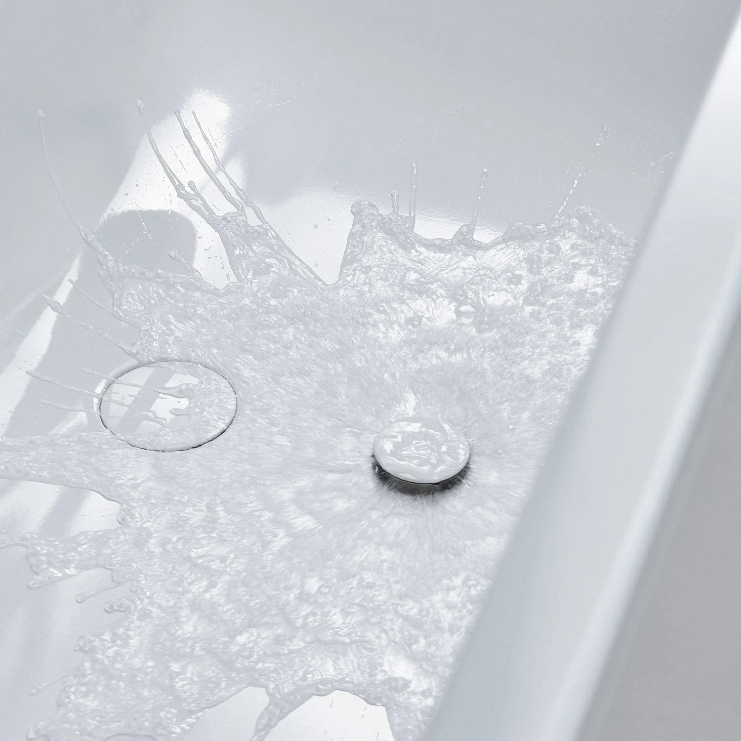 Zbliżenie rozpryskującej się wody w wannie, Villeroy & Boch