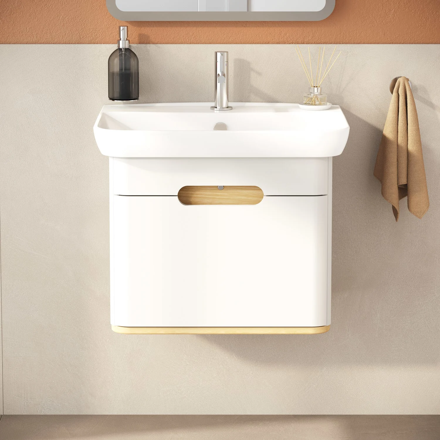 Biała umywalka z drewnianymi detalami w łazience, Vitra