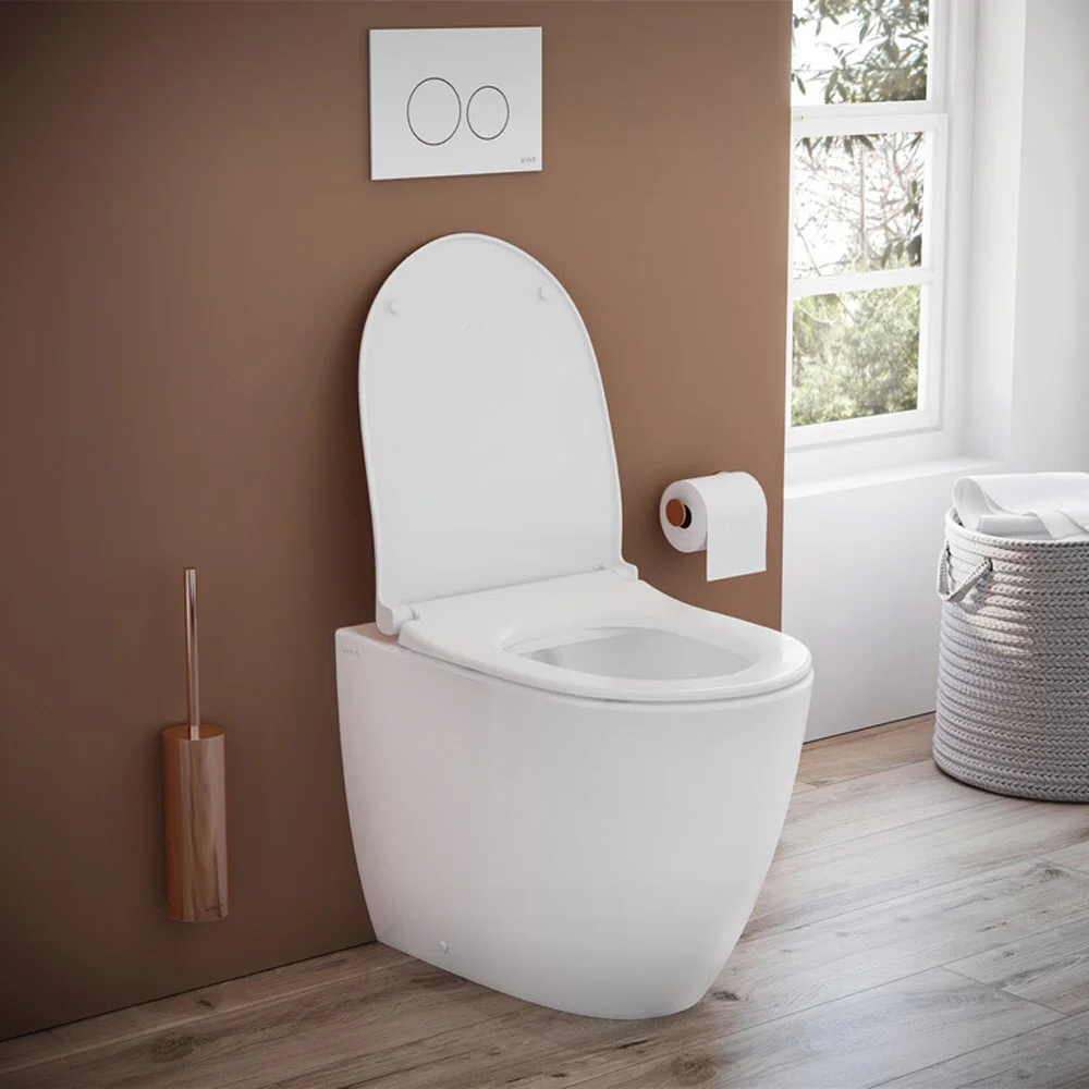 Zestaw toaletowy VitrA Sento – toaleta stojąca VitrA Flush 2.0 z systemem głębokiego spłukiwania bez obrzeża, z deską sedesową Slim Zdjęcie 5