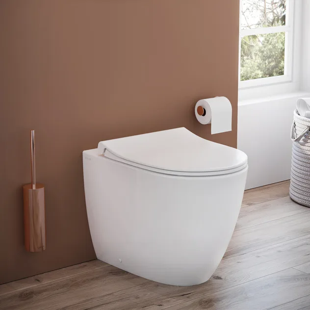 Zestaw toaletowy VitrA Sento – toaleta stojąca VitrA Flush 2.0 z systemem głębokiego spłukiwania bez obrzeża, z deską sedesową Slim Zdjęcie 6