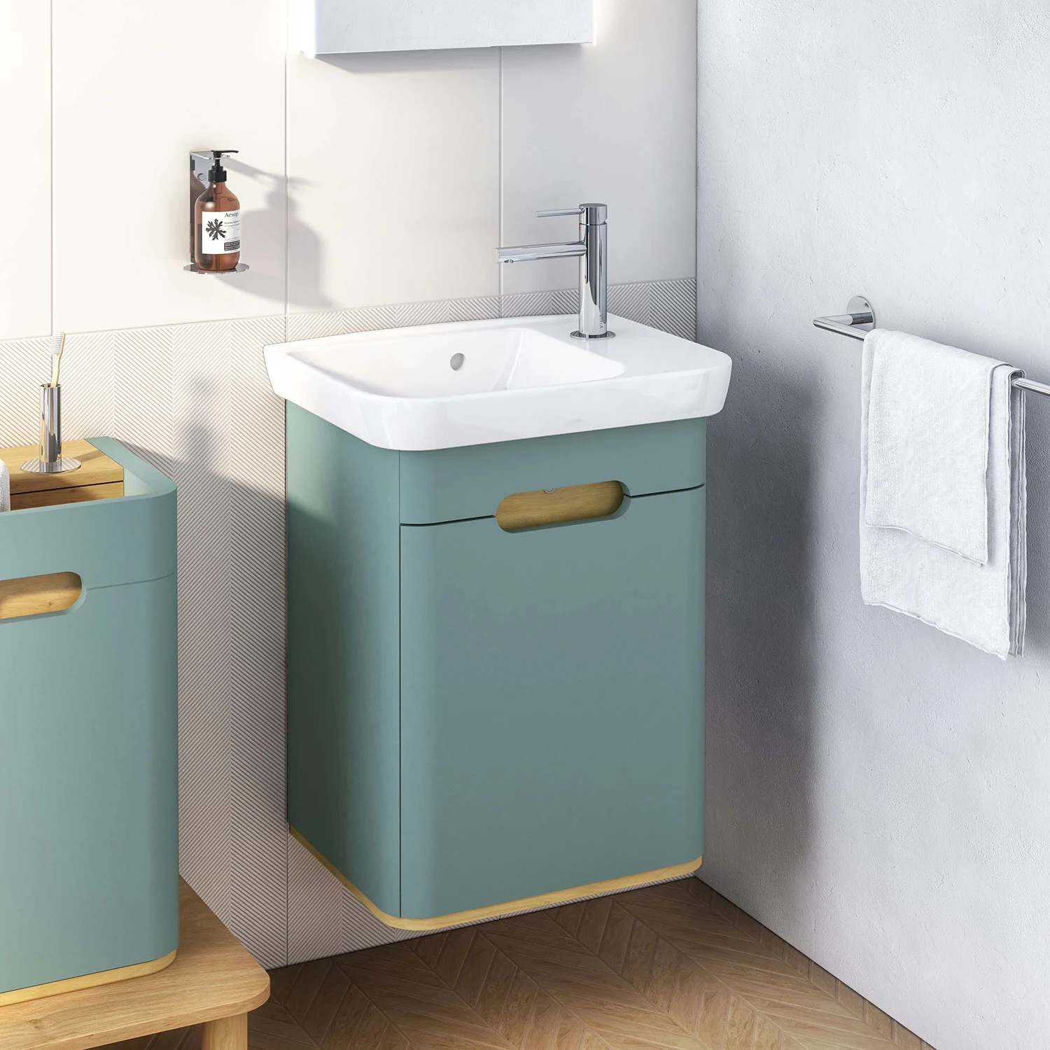 Mała umywalka z zieloną szafką w łazience, Vitra