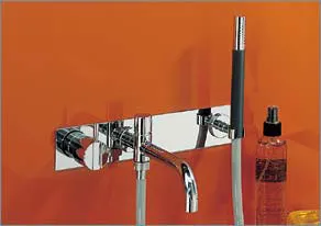 Vola Wand-Badewannen-Eingriffmischer UP mit Handbrausegarnitur, Ausladung 20 cm, mit Abdeckplatte