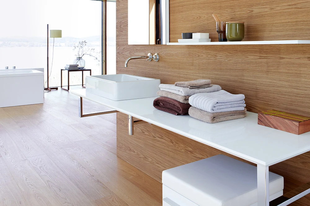 Badmöbel mit viel Stauraum für eine funktionelle und ordentliche Badeinrichtung.