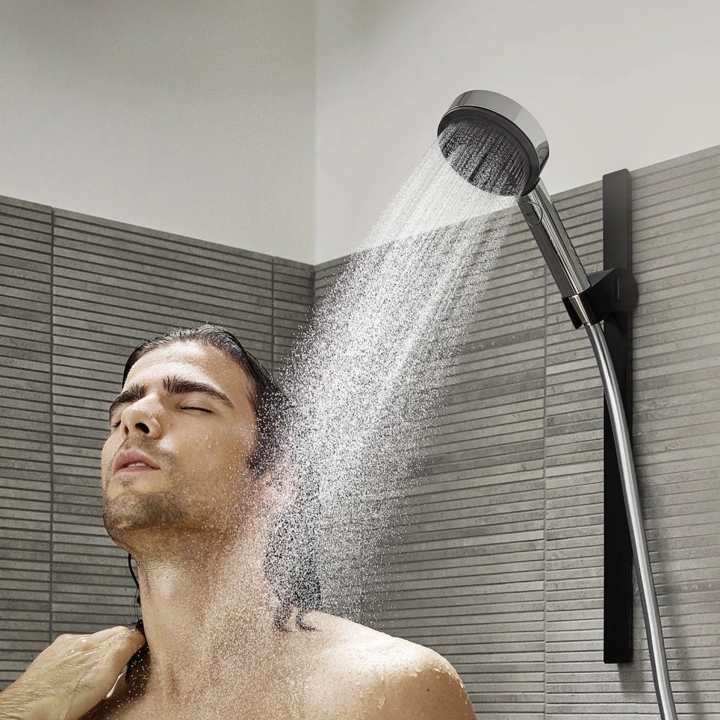 Ein Mann beim wassersparenden Duschen