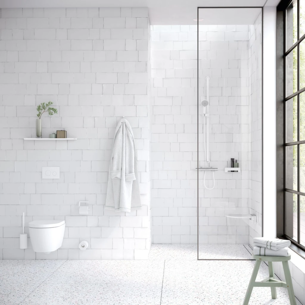 Weiße Duscharmatur in einem weißen Badezimmer