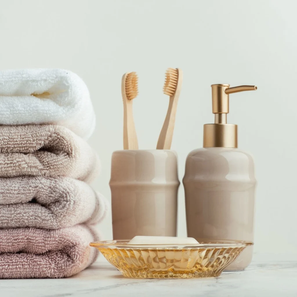 Goldene Accessoires im Bad