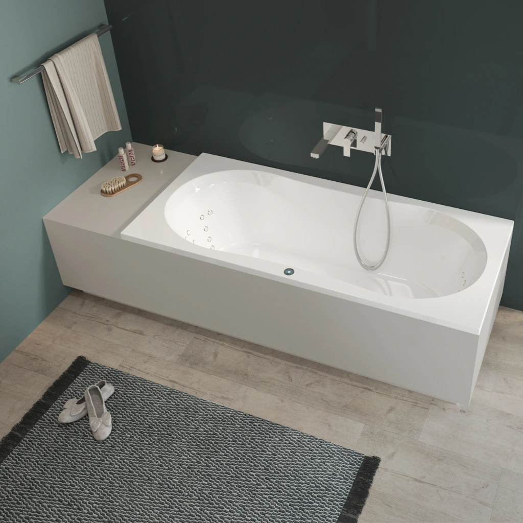 Weiße Whirlpool-Badewanne vor Wänden in türkis und dunkelgrau