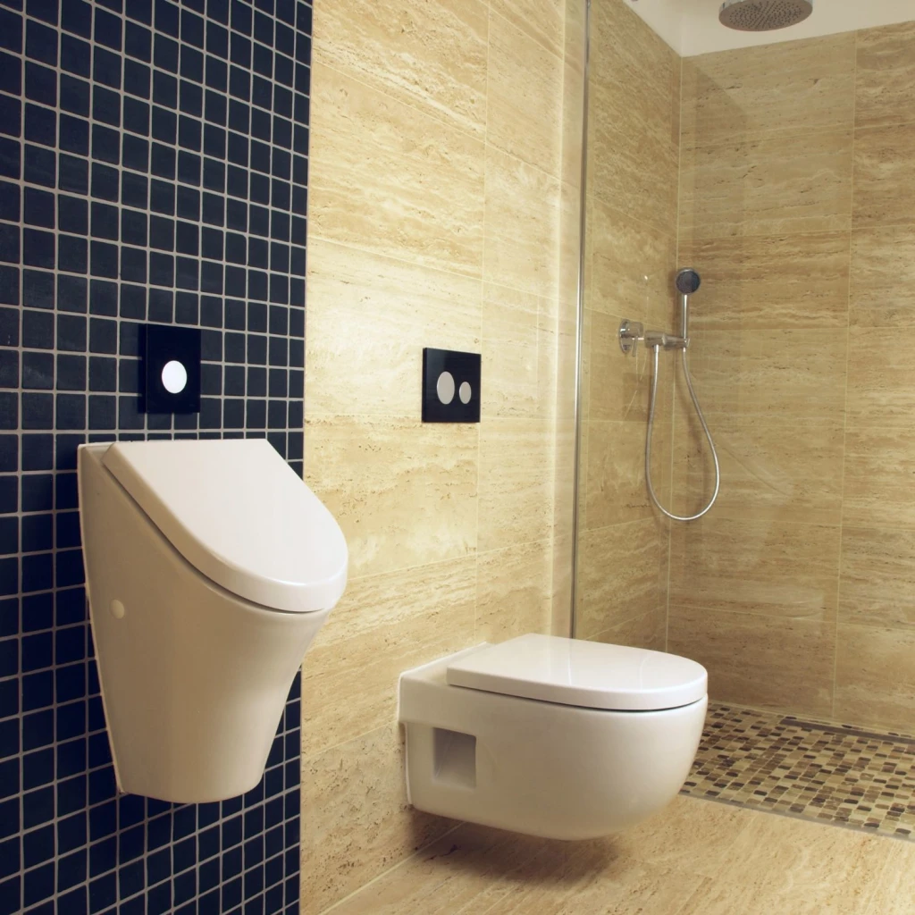 Travertin-Wandverkleidung im Badezimmer