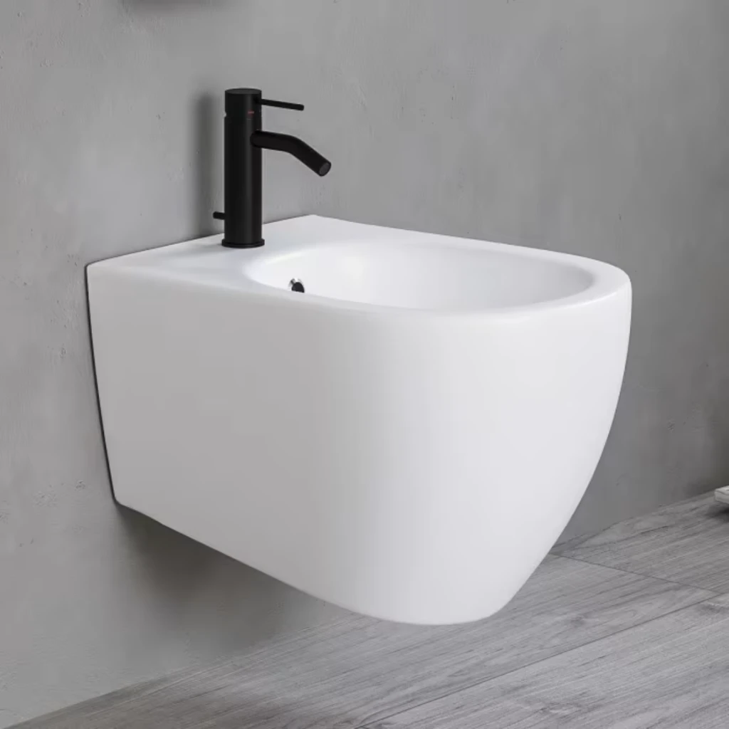 weißes Wand-Bidet in grauem Badezimmer