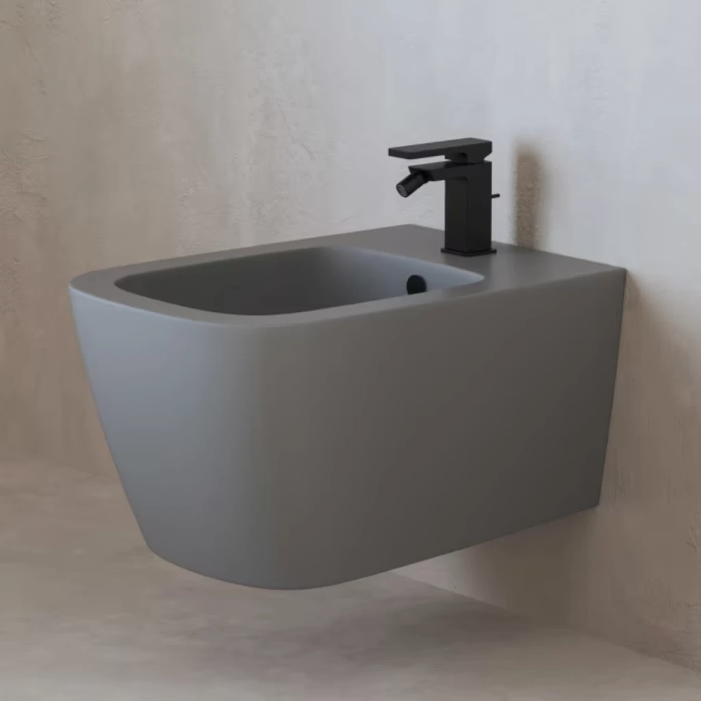graues Wand-Bidet in beigem Badezimmer