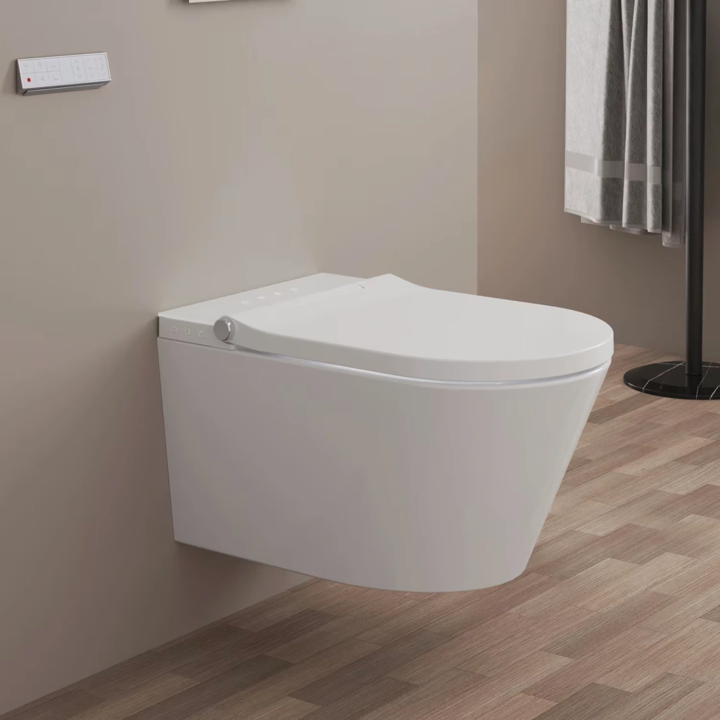 weißes Tube-Dusch WC in beigem Badezimmer mit Holzboden