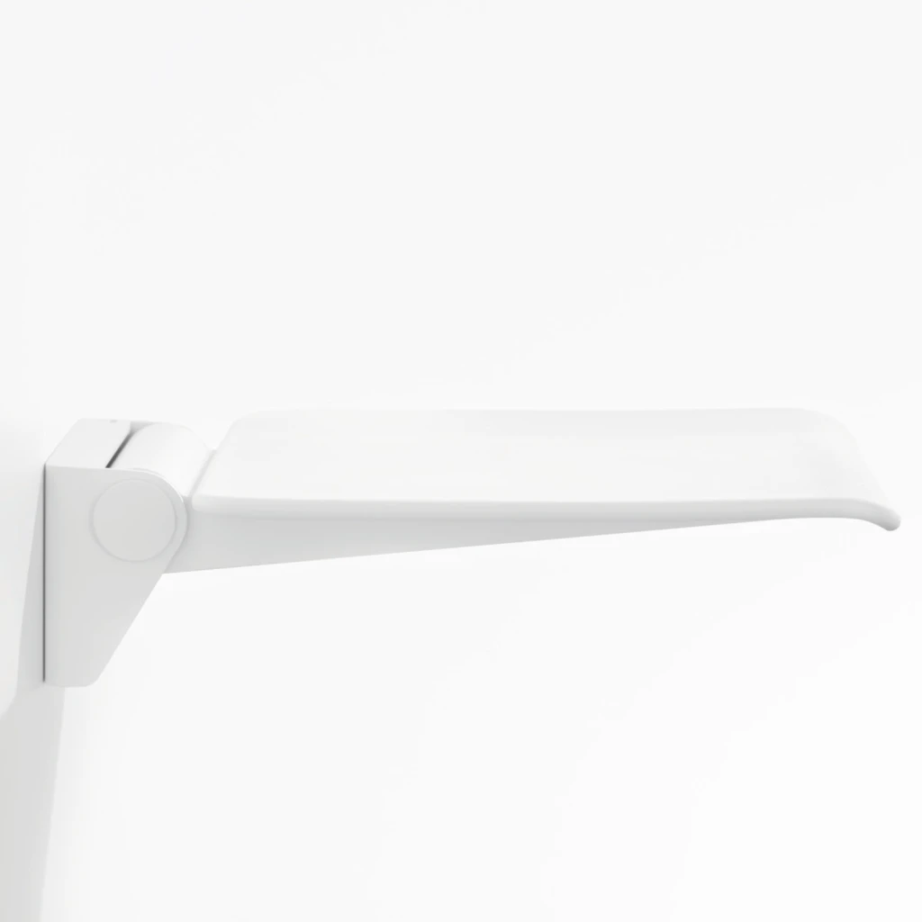 weißer mobiler Duschsitz in weißem Badezimmer von HEWI