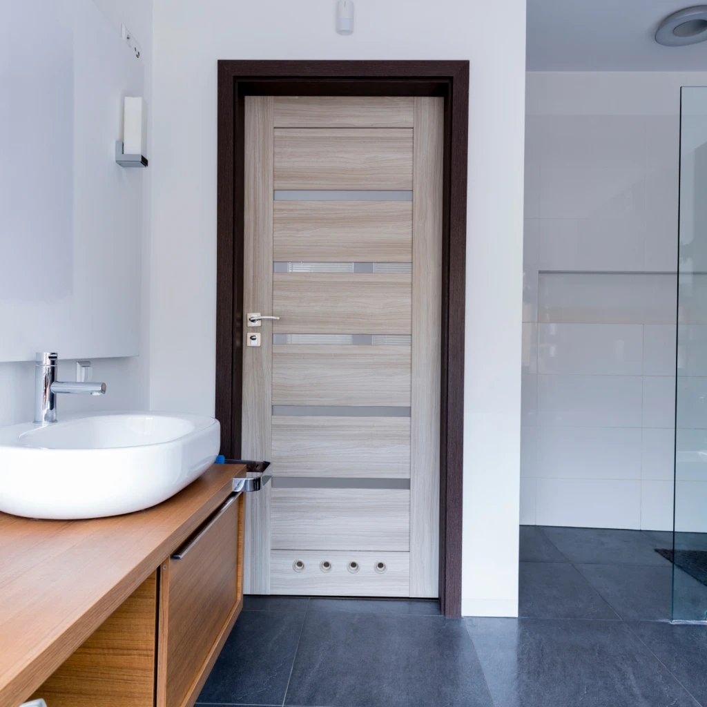 Holztür mit Glaseinsätzen im Badezimmer