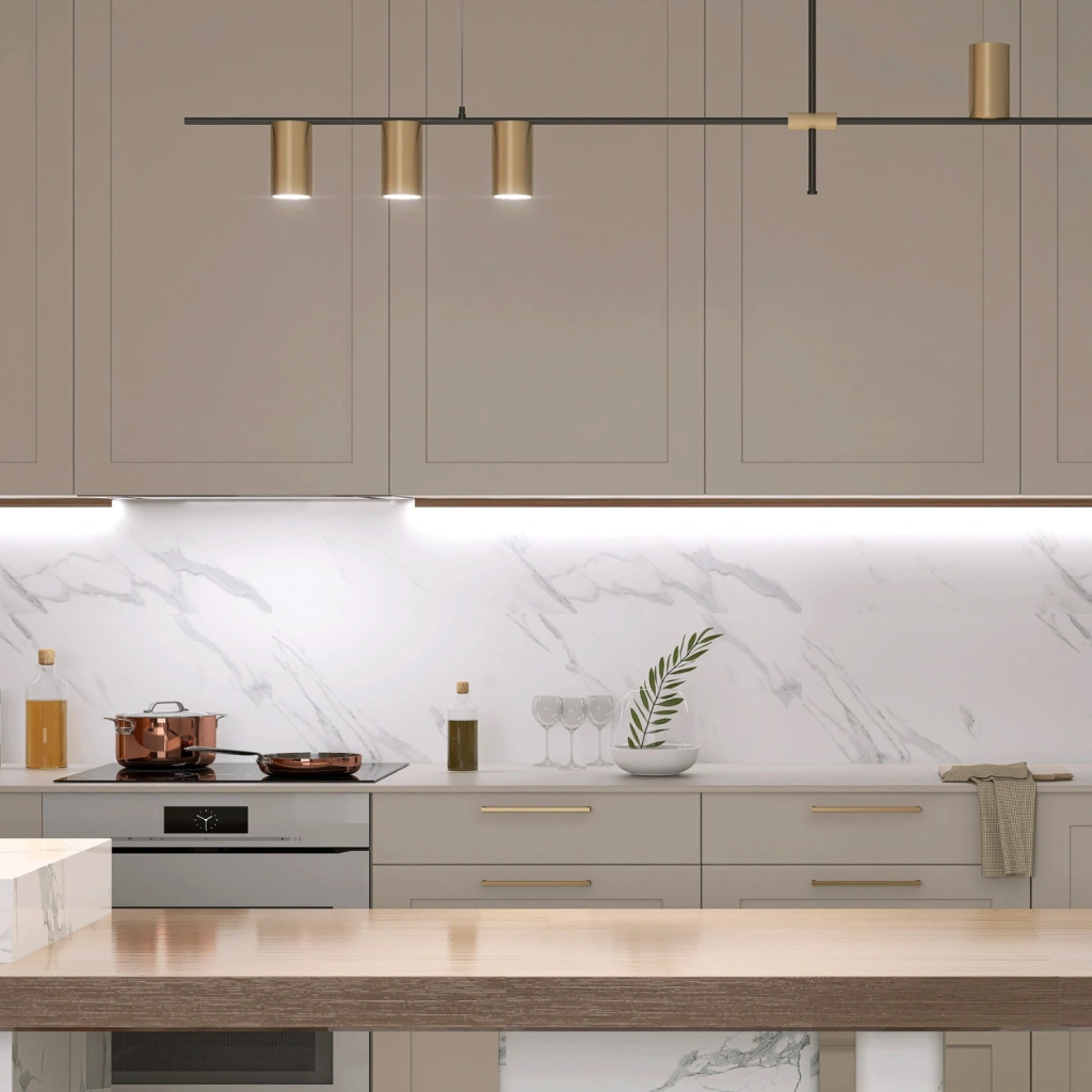 moderne, große Küche mit einer Marmorwand und goldenen Akzenten