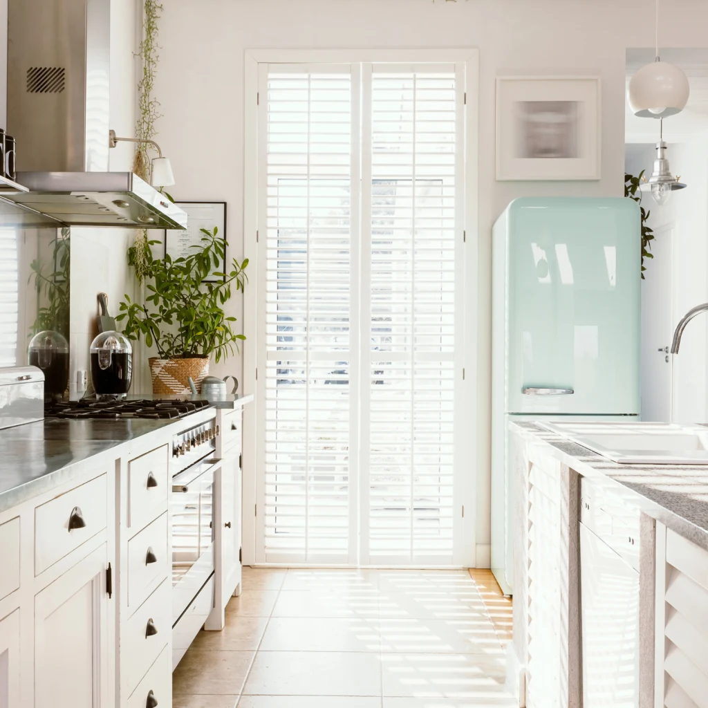 helle und freundliche Küche mit Sonnenlicht